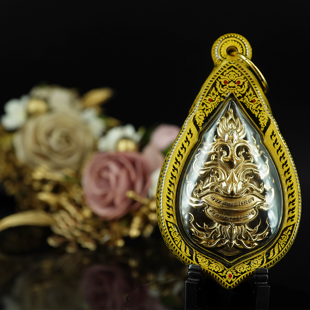 บริการเลี่ยมแบบมีลายขอบข้าง No.A สีทอง (แบบห้อยคอ ขนาดพระไม่เกิน 5 เซนติเมตร) ** ลูกค้าส่งงานมาเลี่ยมที่ร้าน ระยะเวลาเลี่ยมประมาณ 3-5 วัน ไม่รวมระยะเวลาจัดส่ง **