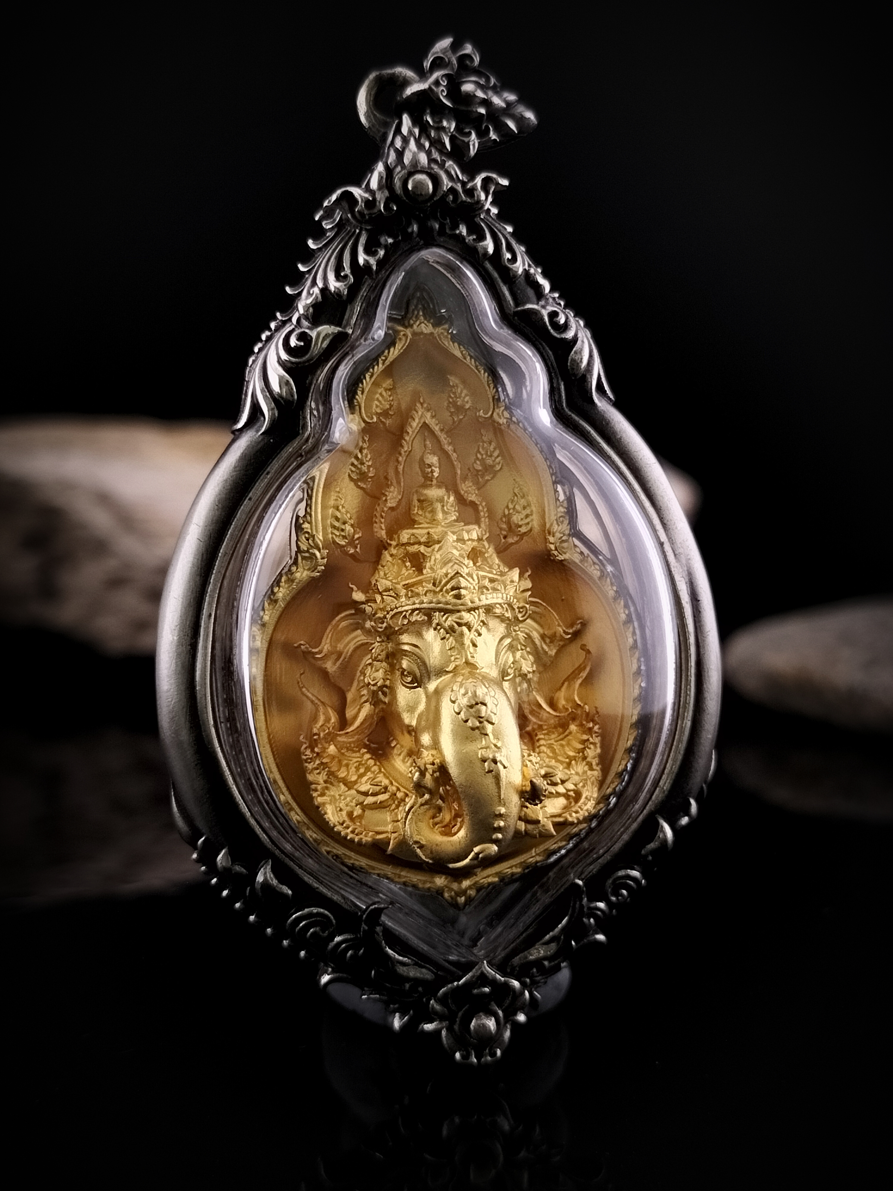 🕉️ พระพิฆเนศ รุ่น มหาเทพสุขนิรันดร์ (พิมพ์ใหญ่) เนื้อทองเหลืองชุบทอง เลี่ยมกรอบไวท์บรอนซ์รมซาติน