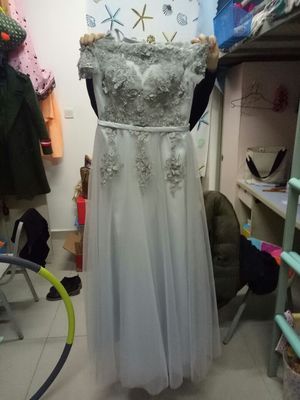 Pre-order ชุดราตรียาวสีเทาแบบไหล่ปาด แต่งลูกไม้ กระโปรงตาข่ายเชือกผูกหลัง