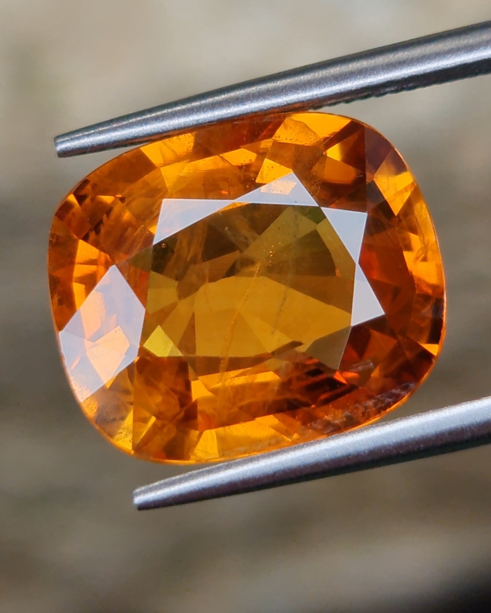 พลอย บุษราคัม Yellow Sapphire 9.18 กะรัต (Cts.) พร้อมใบเซอร์ พลอยแท้ อัญมณีมงคลประจําวันเกิด เครื่องประดับพลอย