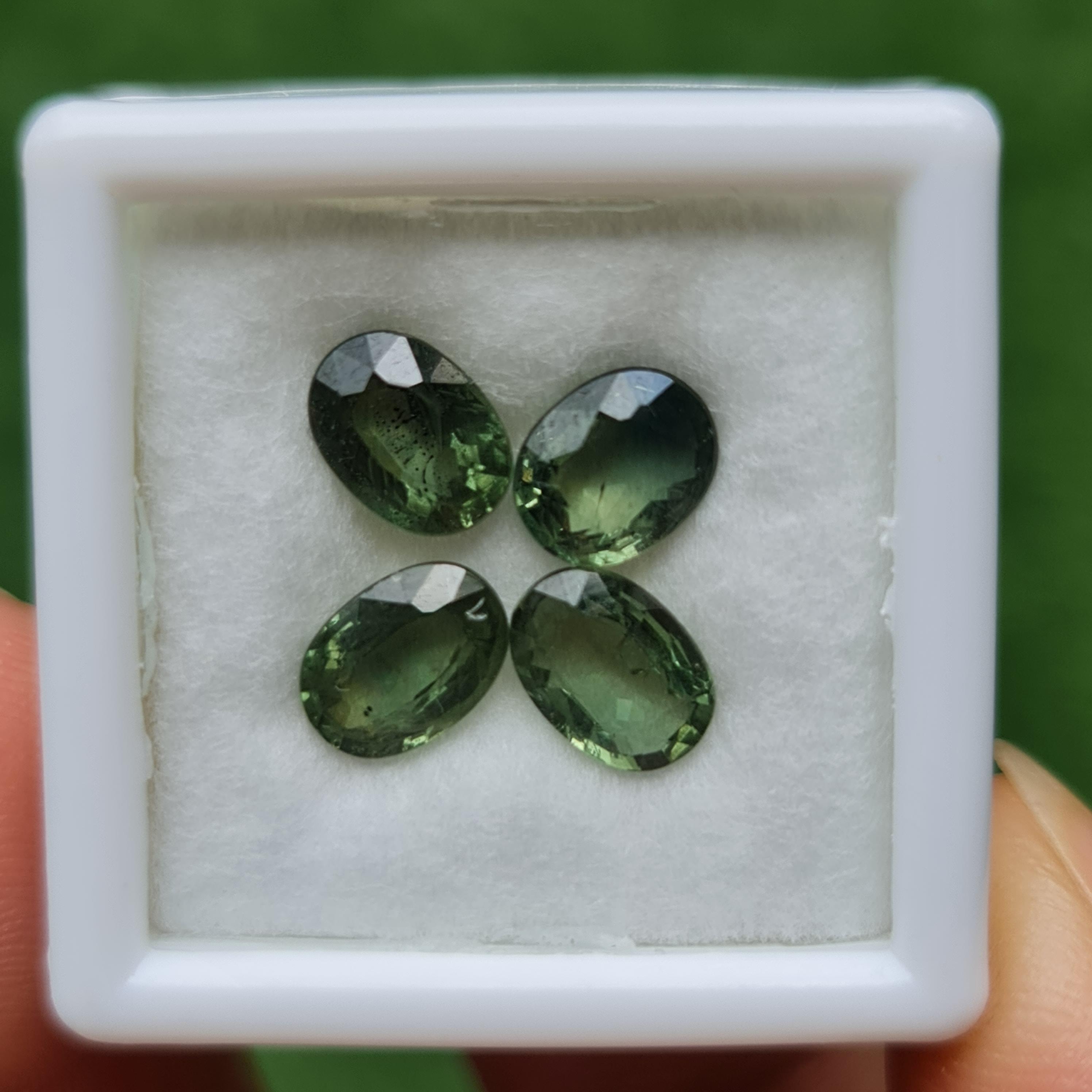 พลอย เขียวส่อง Green Sapphire 3.86 กะรัต (Cts.) 4 เม็ด (Pcs.) พลอยแท้ อัญมณีมงคลประจําวันเกิด เครื่องประดับพลอย
