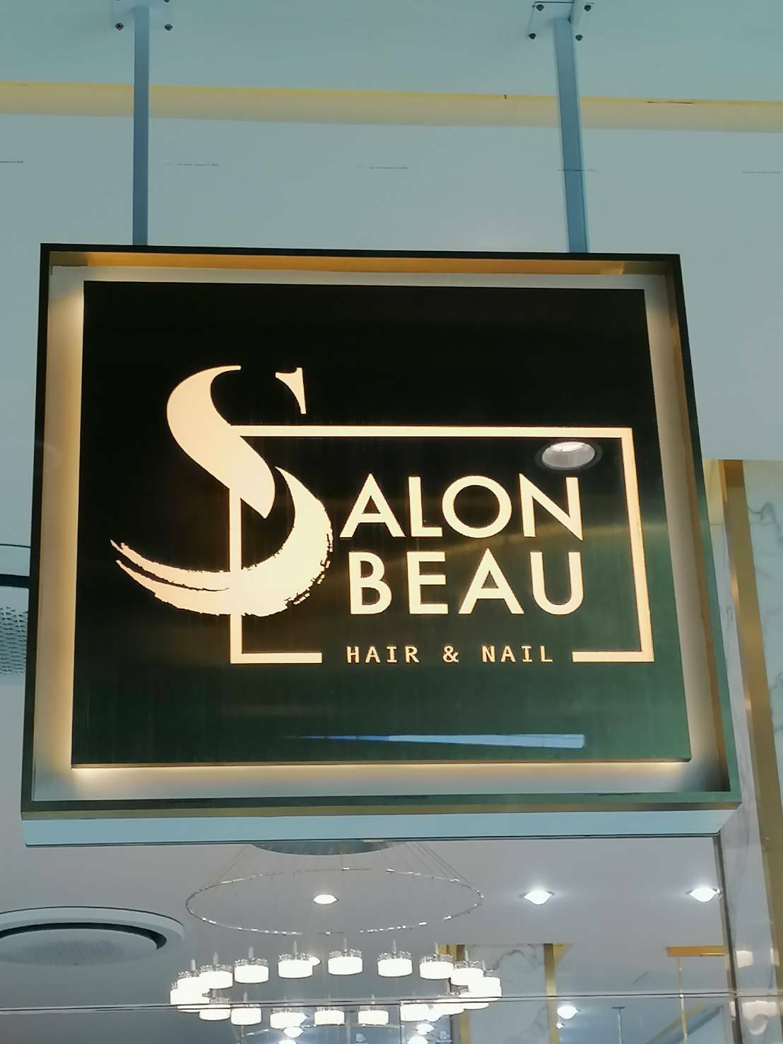 ป้ายกล่องไฟ จำนวน สองป้าย - วัสดุสแตนเลสหน้าทองฉลุลายใส่ไฟ - ขนาด 90×100 cm - ขนาด 68×90 cm - แผ่นด้านหน้าและหลังเป็นวัสดุทองเหลือง - ด้านหน้าฉลุลายให้ไฟออกมา - ด้านหลังเป็นแผ่นสแตนเลสสีทองไม่มีลาย - ขอบข้างที่เป็นความหนาของตัวป้ายเป็นโลหะซิงค์พ่นสีขาว -