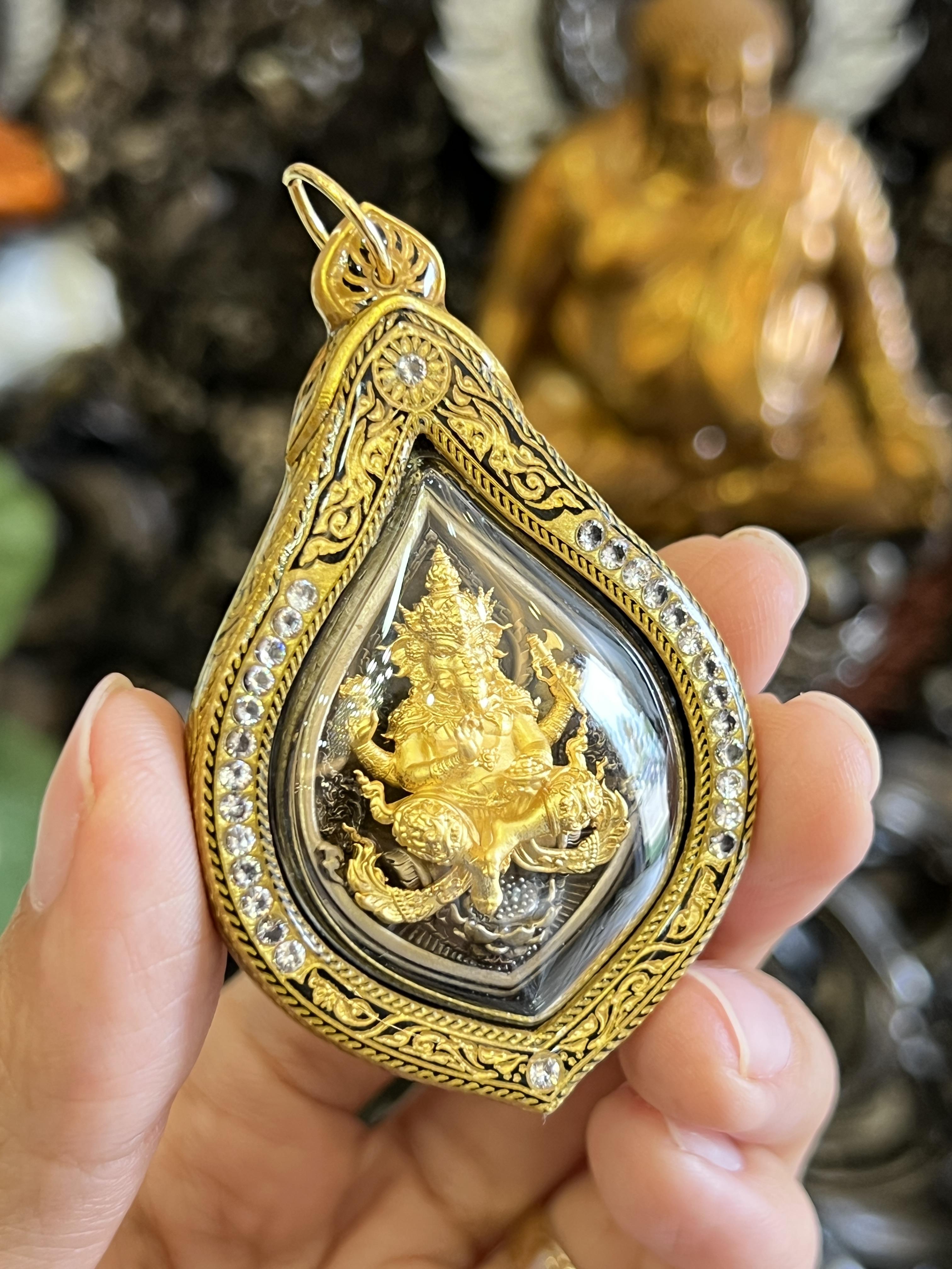 เหรียญพระพิฆเนศ รุ่น ปิติ สุขสำเร็จ เนื้อบรอนซ์ซาตินองค์ชุบทอง เลี่ยมอคริลิคลายขอบข้าง