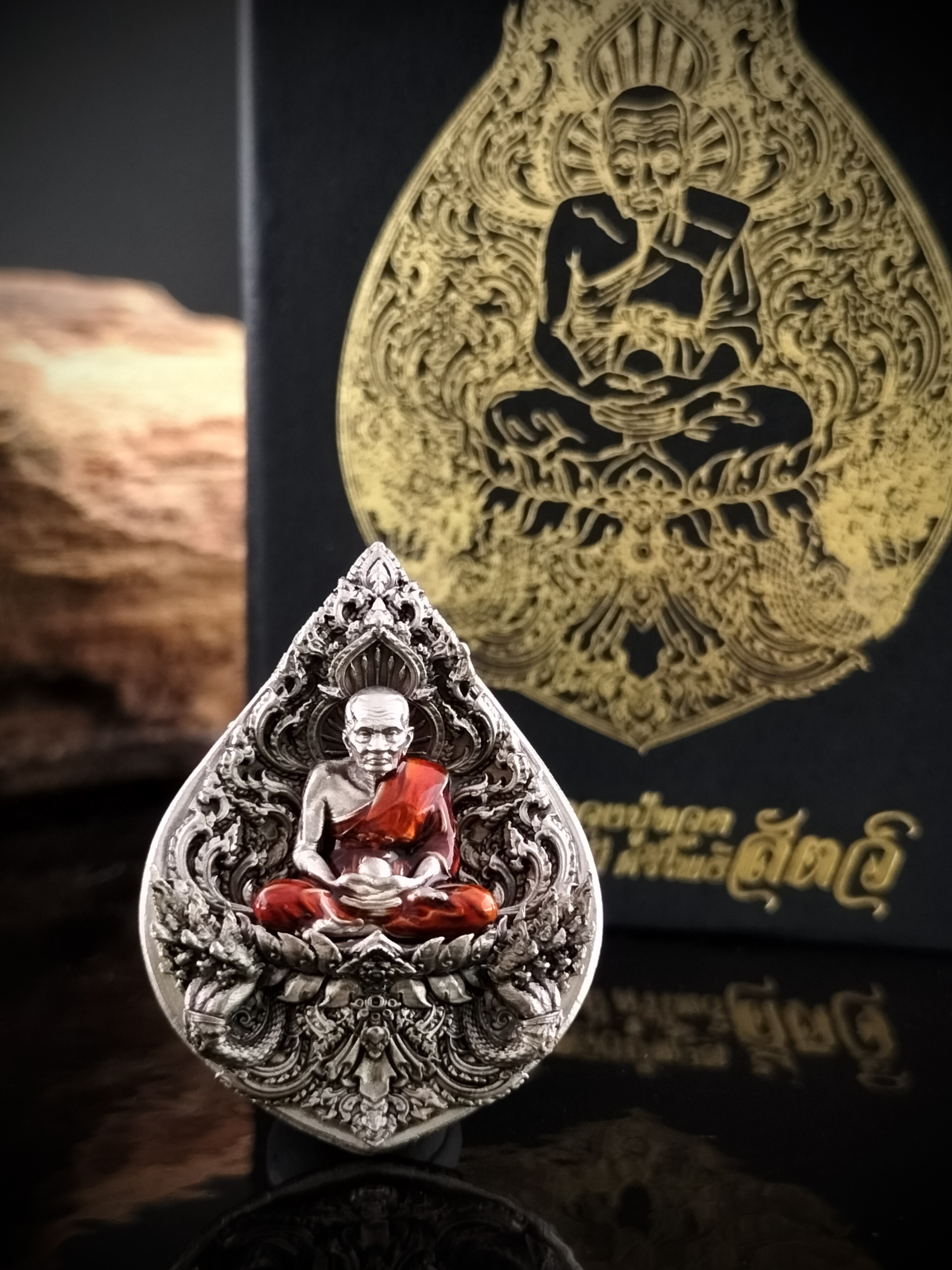 หลวงปู่ทวด รุ่น มหาบารมีศรีโพธิสัตว์ เนื้อบรอนซ์ชุบเงินซาติน องค์ลงยาจีวร