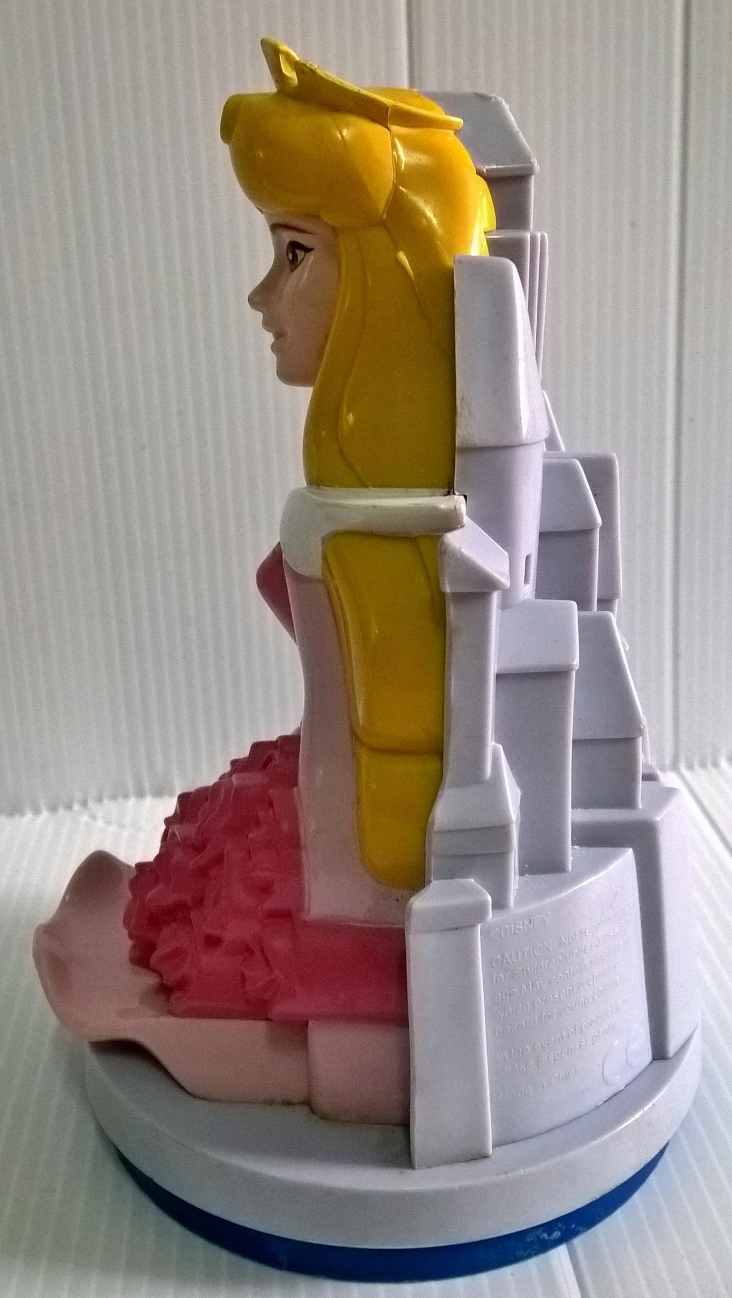 Topper เจ้าหญิงออโรร่า **มีรอยที่หน้า ตามภาพ ,เจ้าหญฺิงนิทรา ถือดอกไม้ มือซ้ายพับลงได้ ด้านหลังเป็นรูปปราสาท Disney's Sleeping Beauty