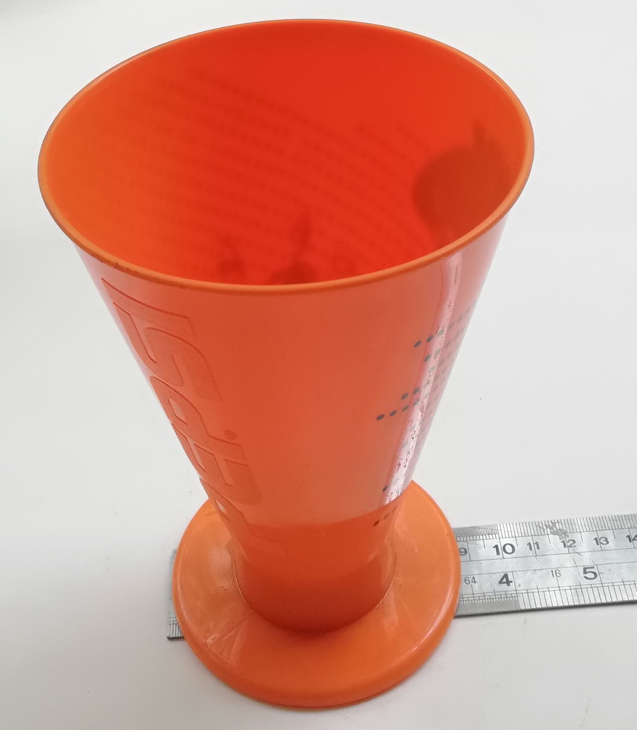 ของสะสมเก่า แก้วน้ำพลาสติกทรงกรวยสีส้ม พิมพ์ลายผู้หญฺิงและผู้ชายบนจุดสีดำ ฐานกลมแบน ของสะสมจากน้ำอัดลมมิรินด้ารสส้ม Mirinda,Orange