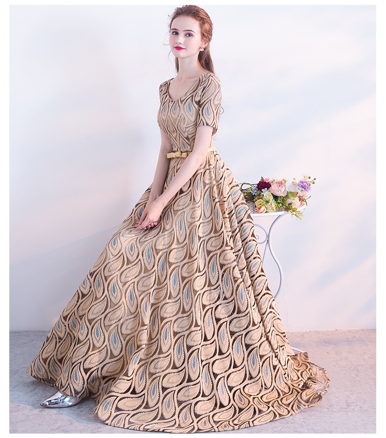 Pre-orderชุดราตรียาวแขนสั้นสีทองปักดิ้นลายขนนกยูงคาดโบว์ที่เอวเชือกผูกหลัง