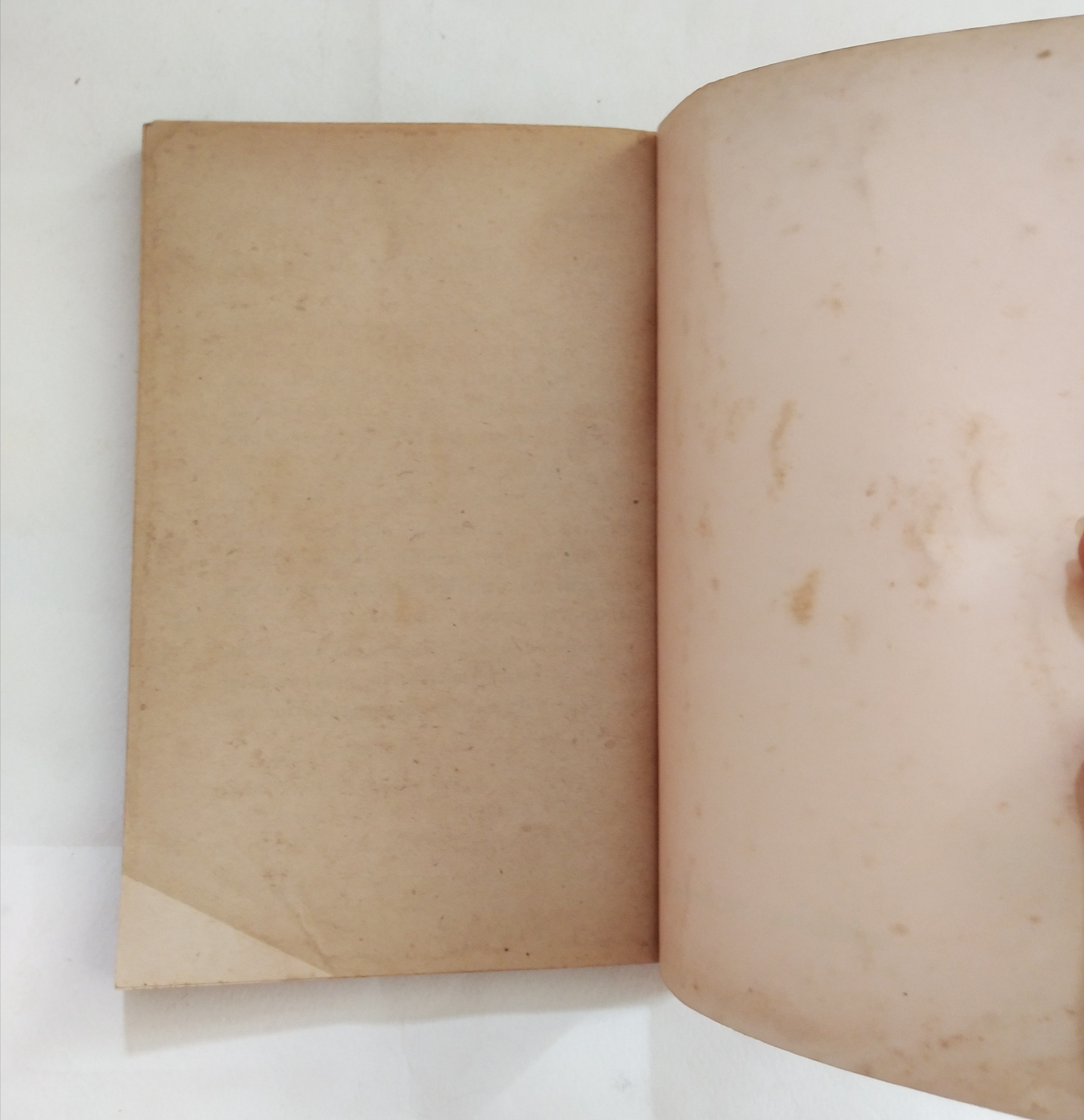 หนังสืออ่านนอกเวลาเก่า**มีตำหนิตามภาพ เมื่อคุณตาคุณยายยังเด็ก เล่ม 2 โดย ทิพย์วาณี สนิทวงศ์ฯ พิมพ์ครั้งที่ 3 ธันวาคม 2523 ปกและภาพประกอบโดย ปีนัง