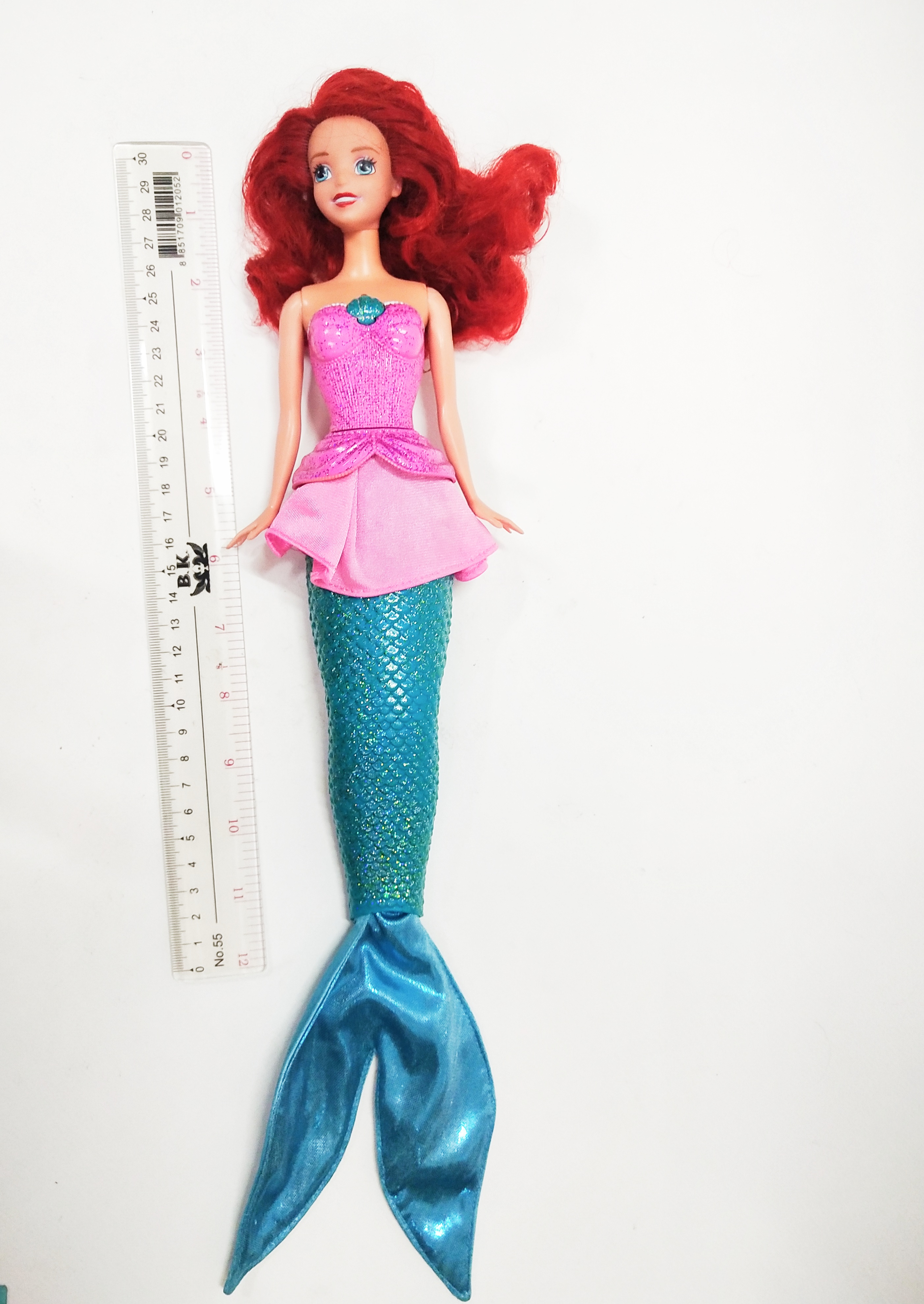 ตุ๊กตาบาร์บี้เจ้าหญิงเงือกน้อยแอเรียล ของแท้ Mattel สามารถเปลี่ยนจากหางเป็นกระโปรงได้ ด้วยการค่อยๆดึงกระโปรงลงมา จนมีความยาวตามภาพแล้วจะได้เจ้าหญิง และเมื่อต้องการกลับเป็นเงือกน้อยก็ให้ค่อยๆดึงส่วนของหาง ที่อยู่ใต้กระโปรงลงมาส่วนของกระโปรงจะกลับขึ้นไปจนได