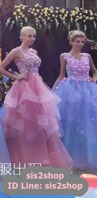 Pre-order ชุดแฟนซี ชุดเจ้าสาว ชุดราตรียาว สีชมพู แขนกุด แต่งผ้าลูกไม้ ประด้บด้วยดอกไม้สามมิติ กระโปรงเป็นชั้น พองสวย สไตล์เจ้าหญิง เชือกผูกหลัง