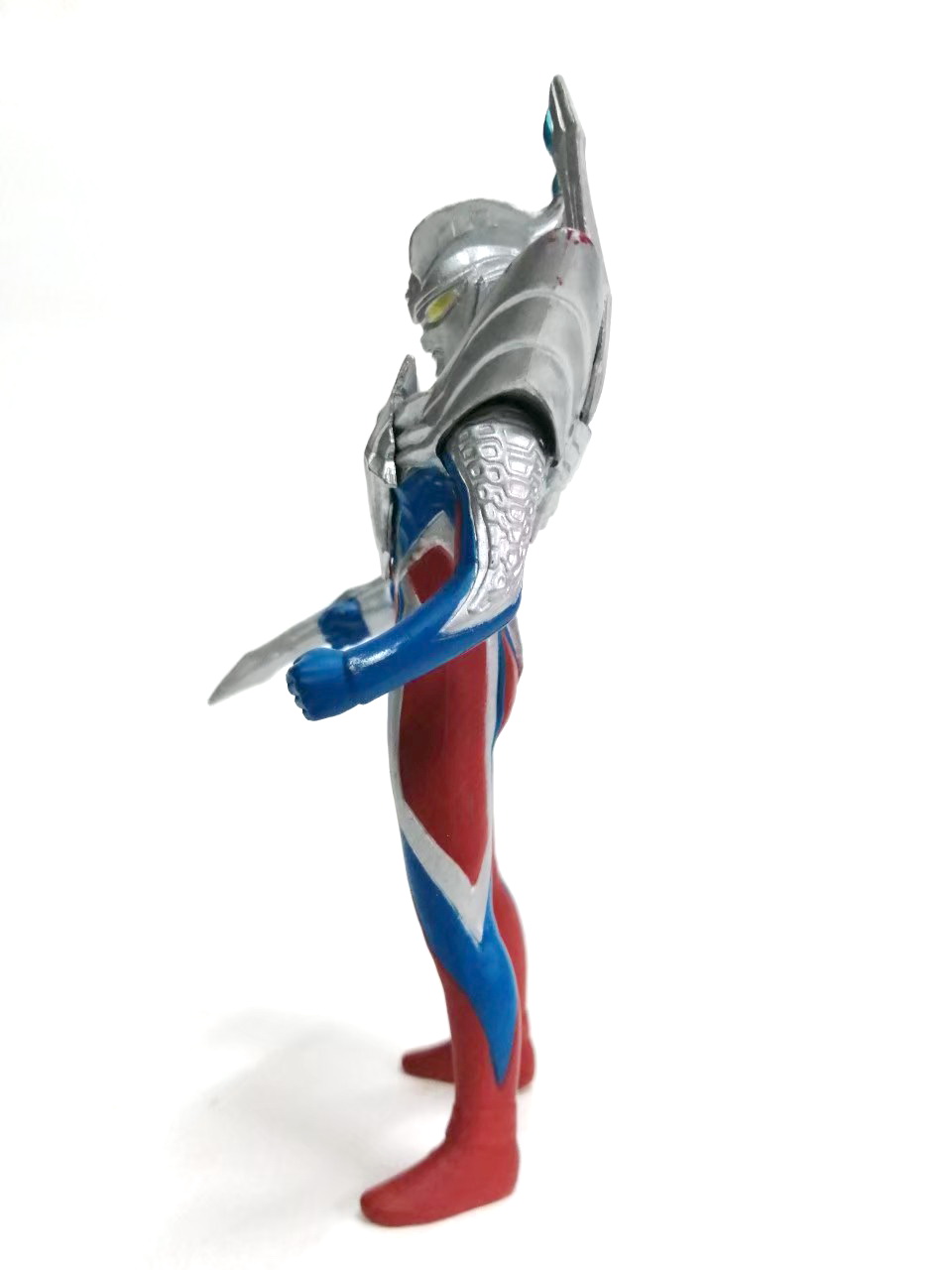 ซอฟ 4 นิ้ว อุลตร้าแมน ซีโร่ รุ่นสวมเกราะ ค่อนข้างหายากไม่พบบ่อย มือสองสภาพดีมีรอยบ้าง