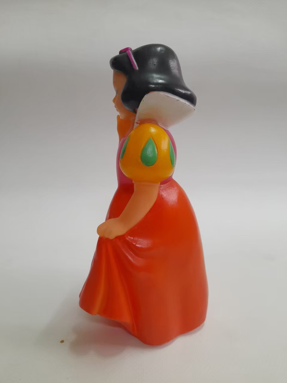 ตุ๊กตายางสโนไวท์ยางบีบ รุ่นเก่างานเรทโทร ขนาดตามรูป หายากไม่พบบ่อย มือสองสภาพดี