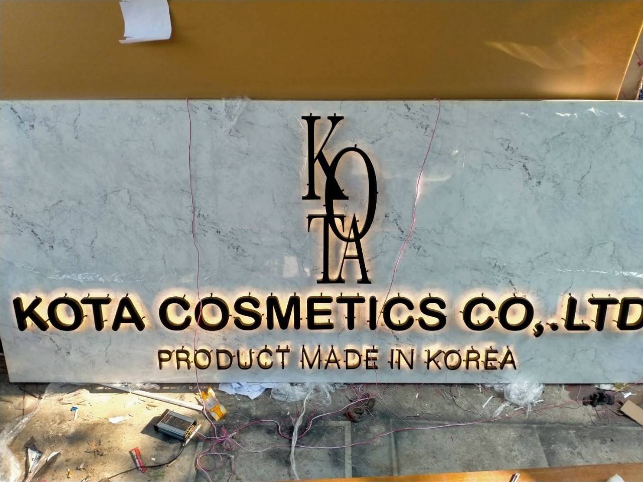 ป้ายตัวอักษรซิงค์ไฟออกหลัง ซิงค์ทำสีดำ ไฟออกหลังสีวอมไวท์ พื้นเป็นอะลูมิเนียมคอมโพสิต4304