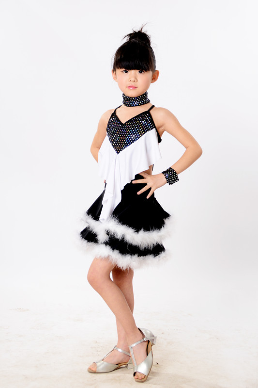 Pre-order ชุดแฟนซี ชุดแสดง สายเดี่ยว แต่งเลื่อม กระโปรงเป็นชั้น ๆ แต่งขนนก สวยงาม เซ็กซี่