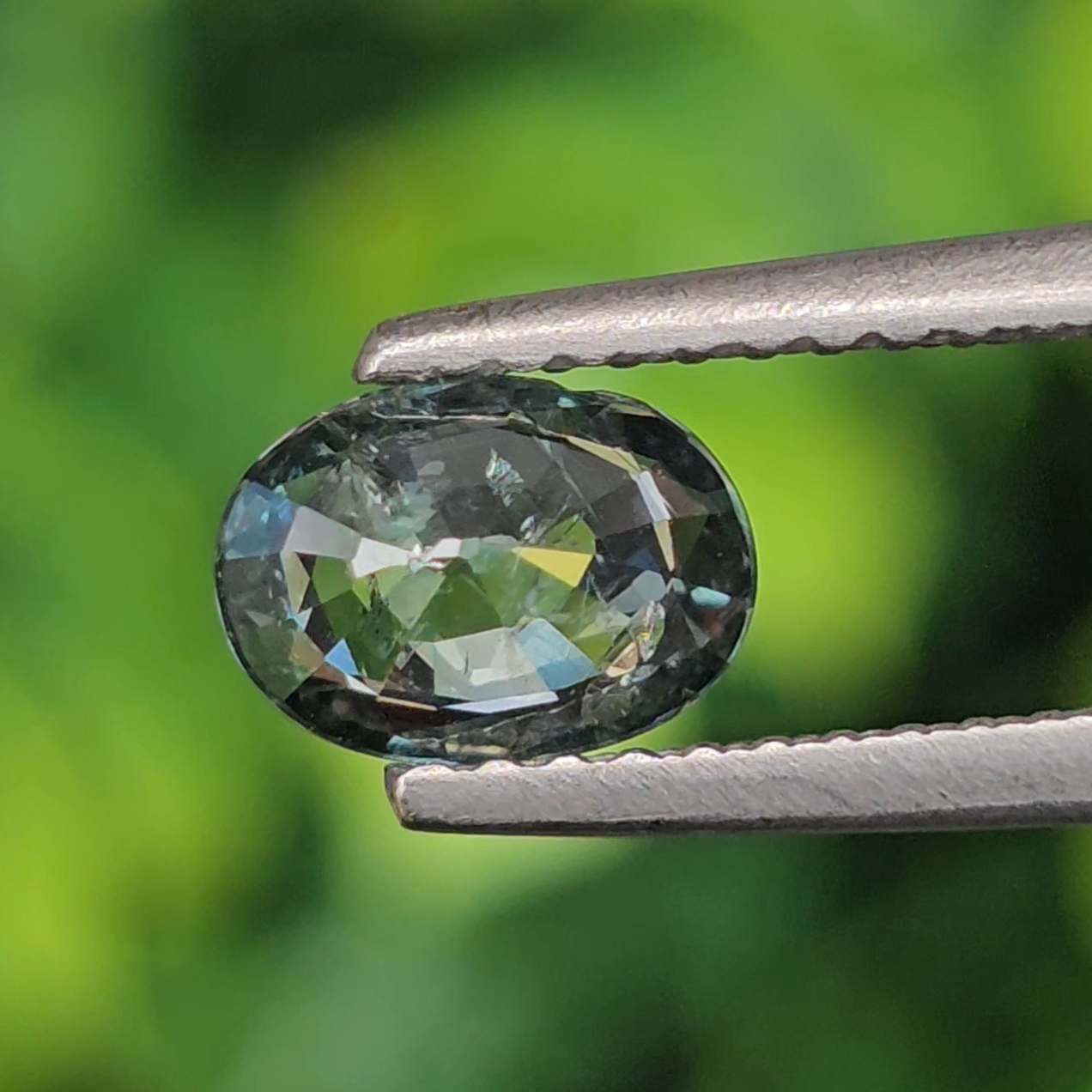 พลอย เขียวส่อง Blue-Green Sapphire 0.77 กะรัต (Cts.) ดิบ (Unheated) พลอยแท้ อัญมณีมงคลประจําวันเกิด เครื่องประดับพลอย