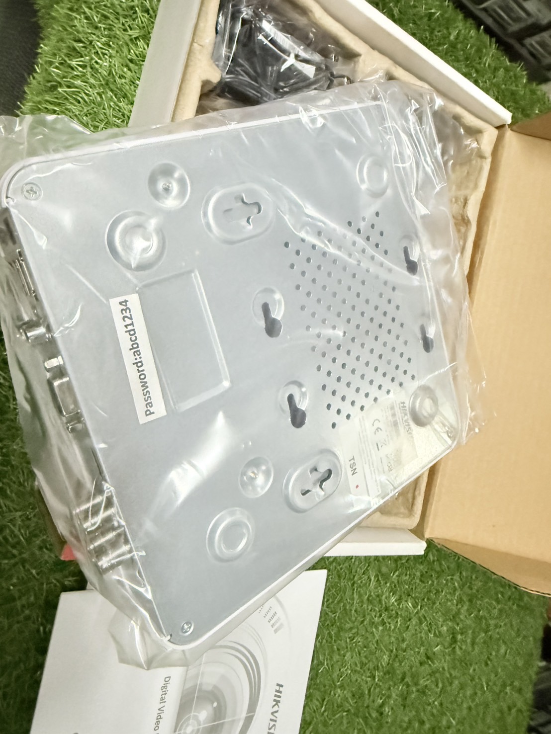 Hikvision Digital Video Recorder DS-7104HGHI-F1 มี 12 ตัว