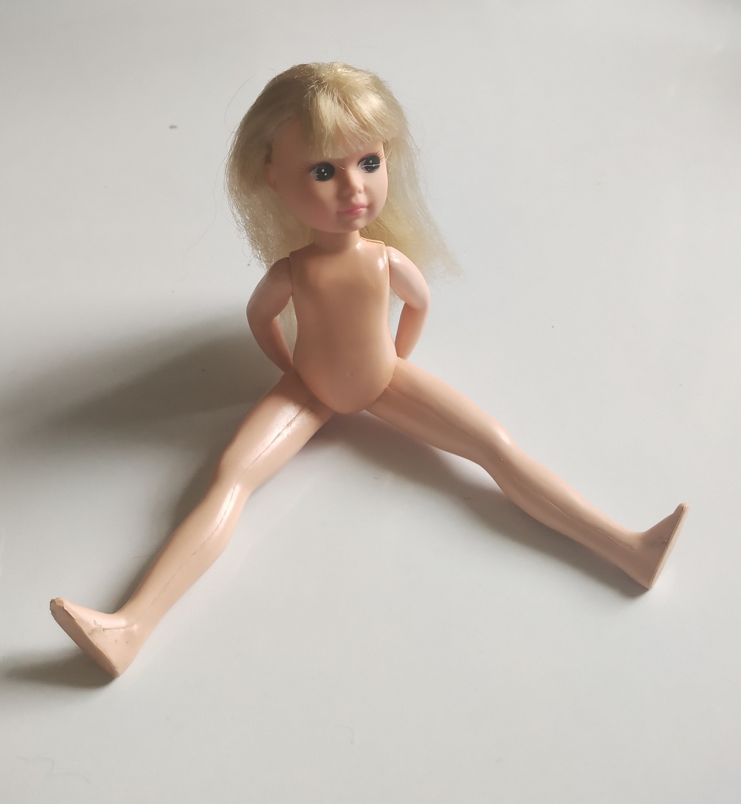 มีหลายภาพ **ผมหายบางส่วน ตุ๊กตาเด็ก มีตำหนิตามภาพ มือทำท่าอุ้ม ขากางได้มาก แบรนด์ CREATA