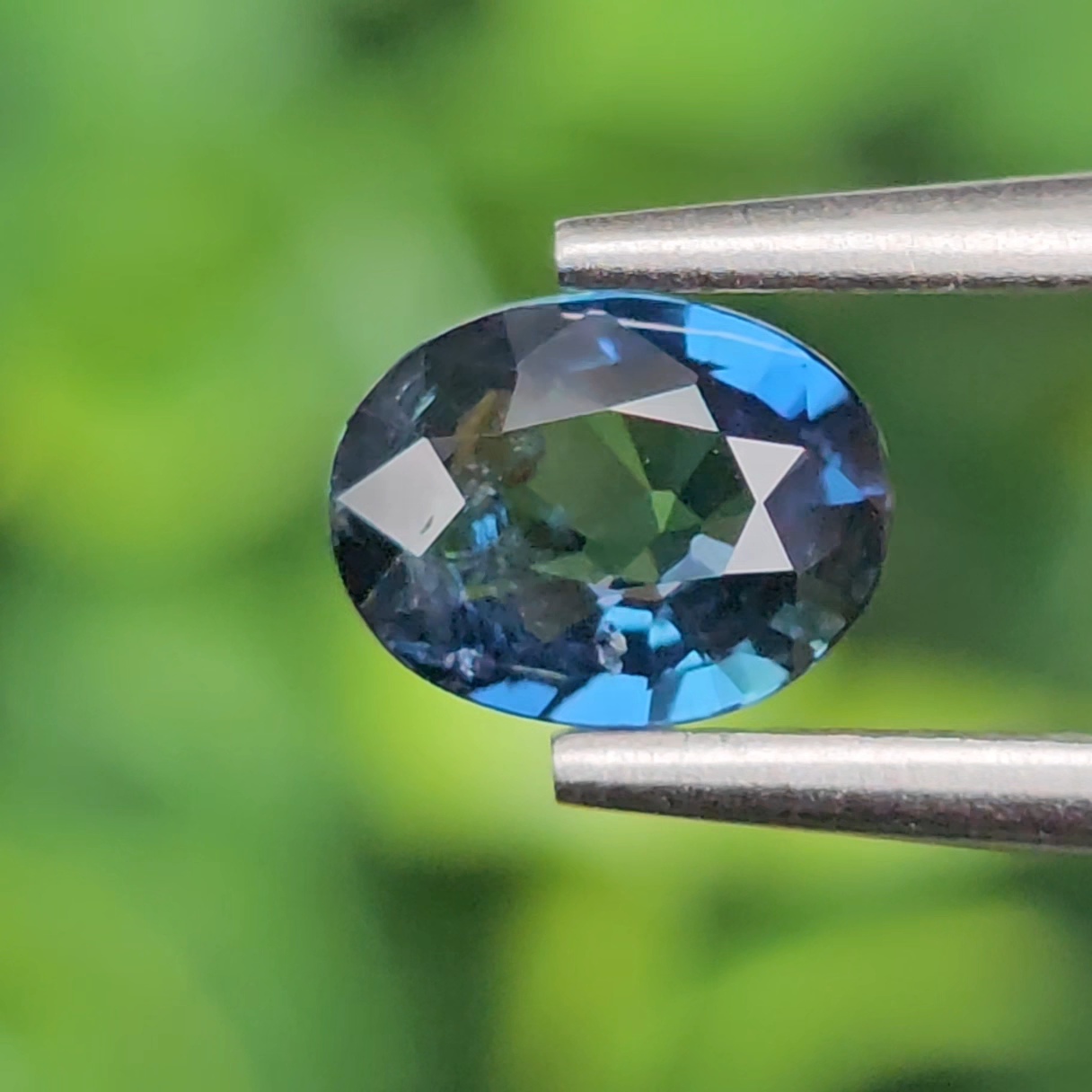 พลอย ไพลิน Greenish Blue Sapphire 0.59 กะรัต (Cts.) ดิบ (Unheated ) พลอยแท้ อัญมณีมงคลประจําวันเกิด เครื่องประดับพลอย