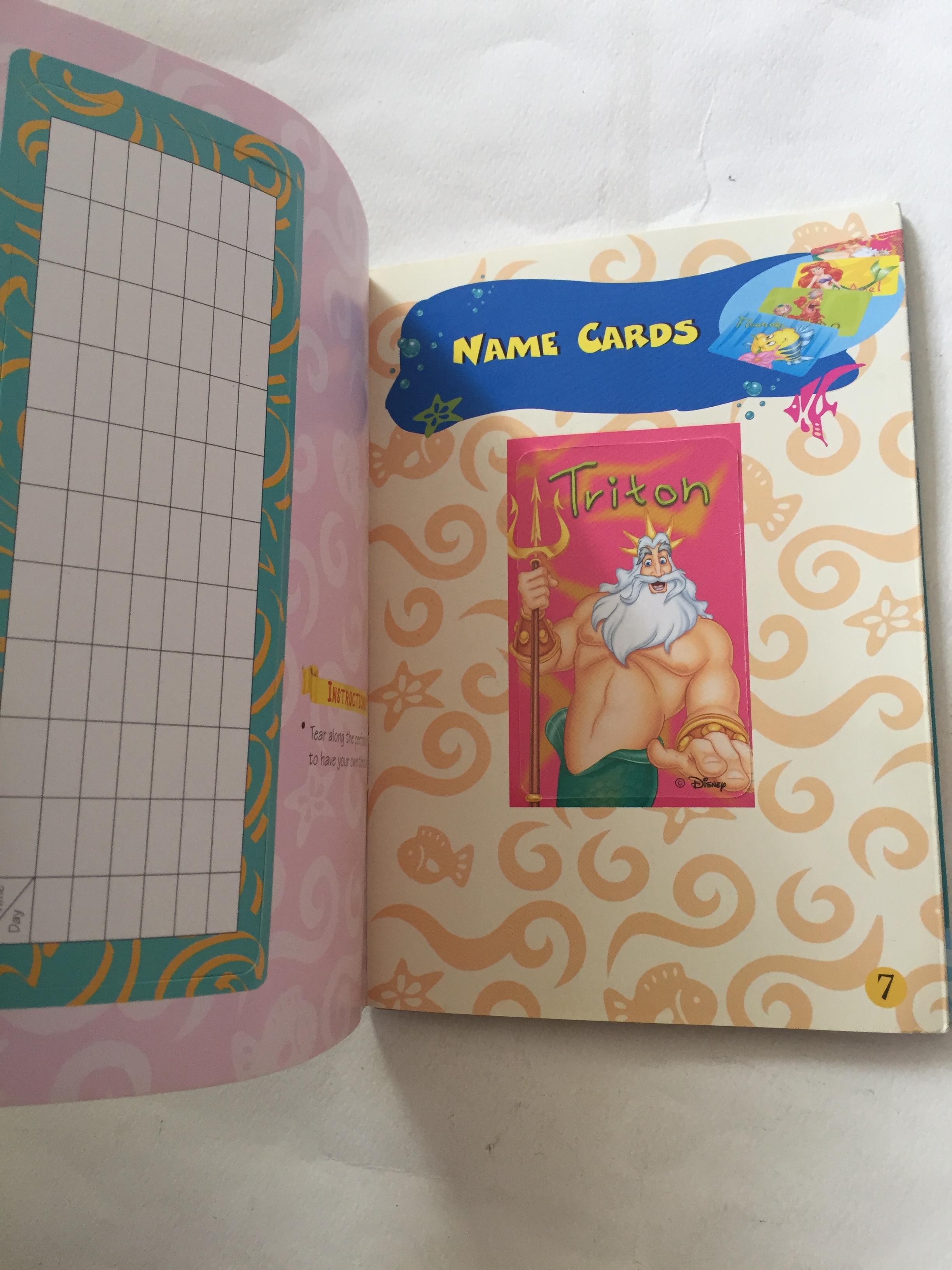 มีหลายภาพ, มีตำหนิ โปรดดูทุกภาพ, สมุดภาพเจ้าหญิงเงือกน้อยแอเรียล, the Little Mermaid ขนาด 19 cm, เป็นสมุดภาพการ์ด ที่คั่นหนังสือ ป้ายสมุดโทรศัพท์การ์ดอวยพรวันเกิดตัวแขวนโทรศัพท์มือถือเป็นกระดาษสแตนดี้และภาพระบายสี เป็นภาพเงือกน้อยแอเรียล Little Mermaid