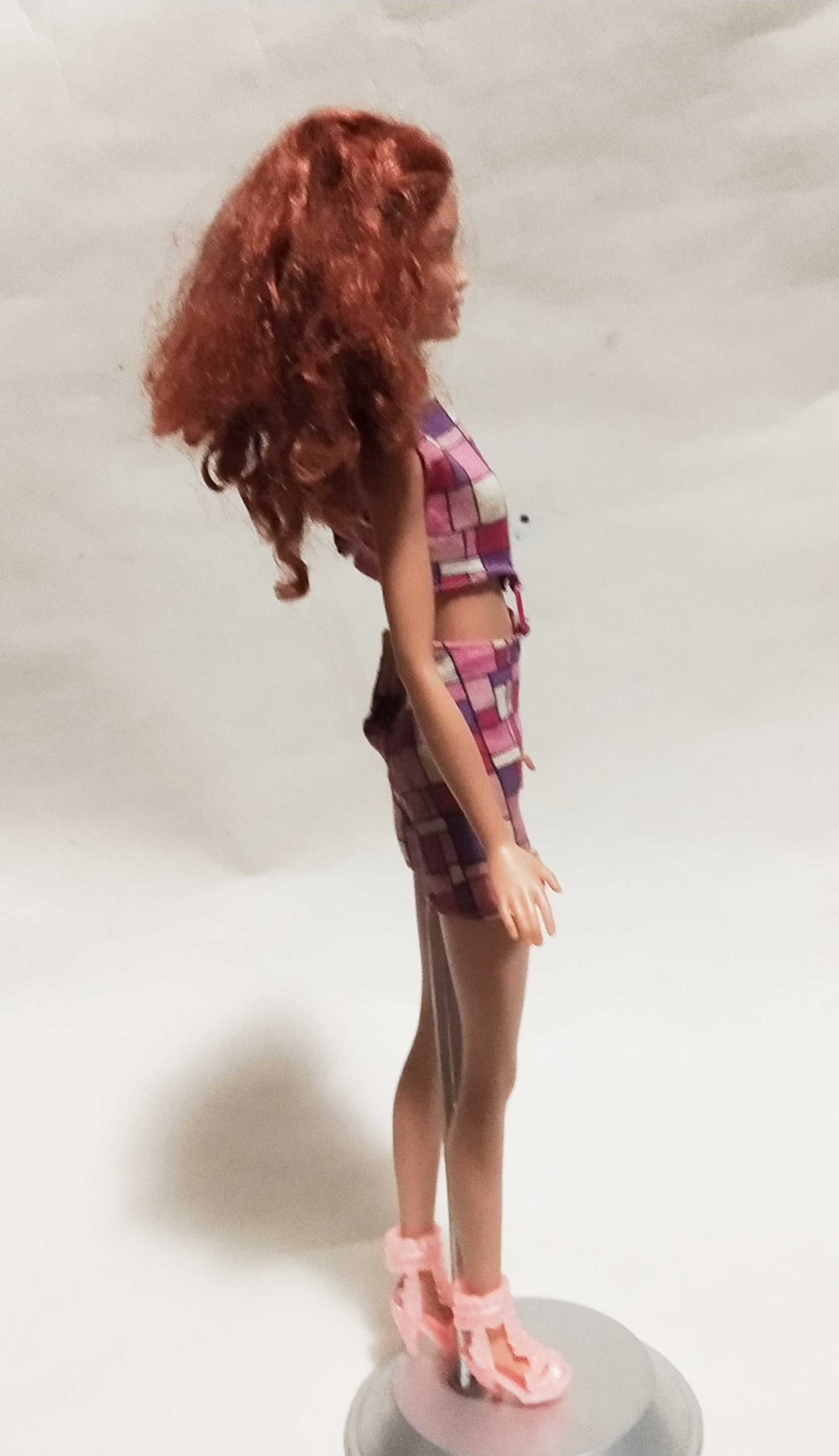 ของเล่น ของสะสม **มือซ้ายมีรอยกัดตามภาพ ตุ๊กตาบาร์บี้ จากแมทเทล 2016 Mattel Barbie หน้าสวยผมทองหยิกหยอง ขาแข็ง สภาพดี **มือซ้ายมีตำหนิ ตามภาพ