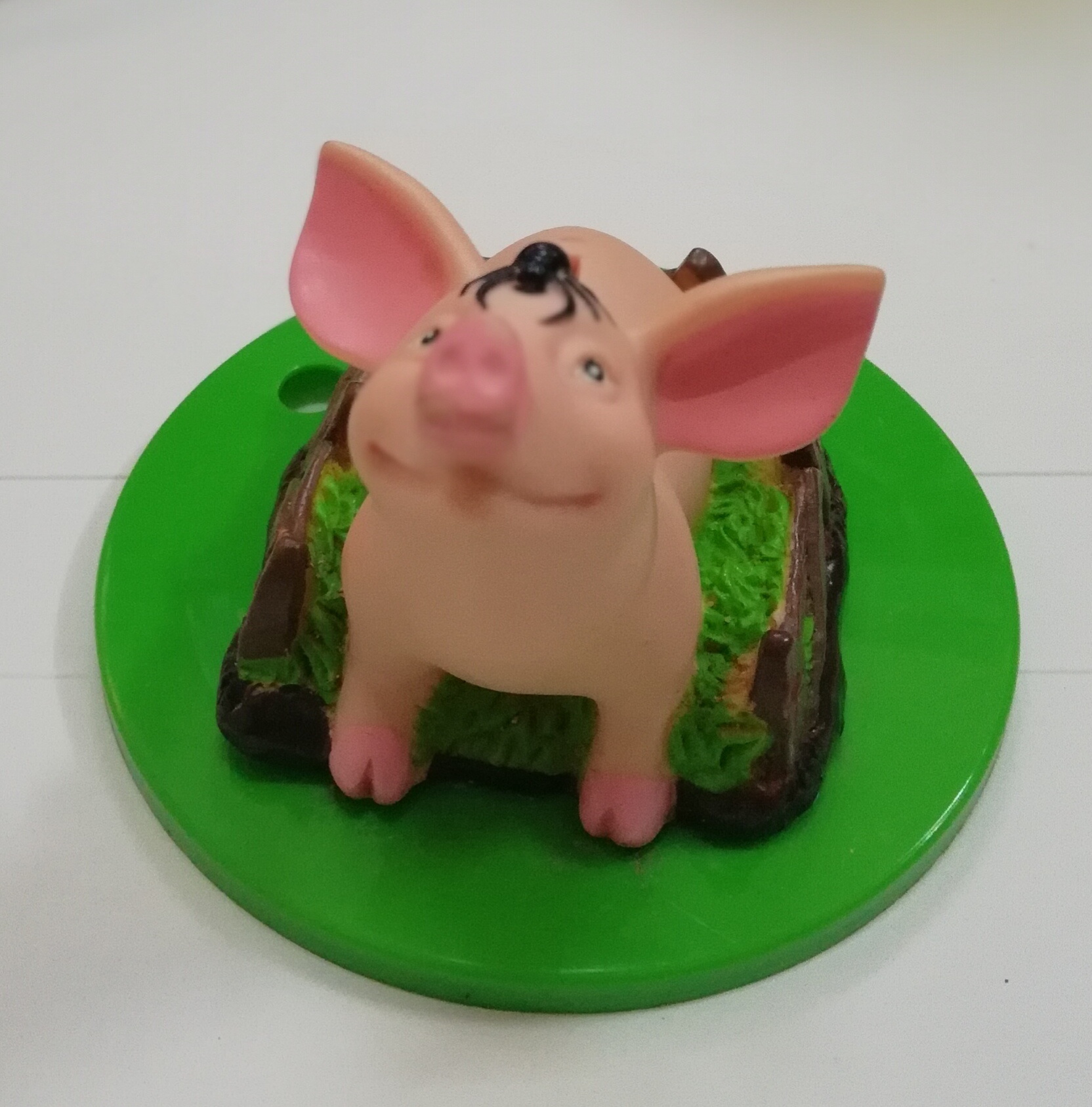 ของสะสม ท็อปเปอร์แก้วน้ำจากภาพยนต์อนิเมชั่น เบรฟ Brave หมูน้อยตัวสีชมพู มีแมงมุมเกาะบนหัว ปี 2006