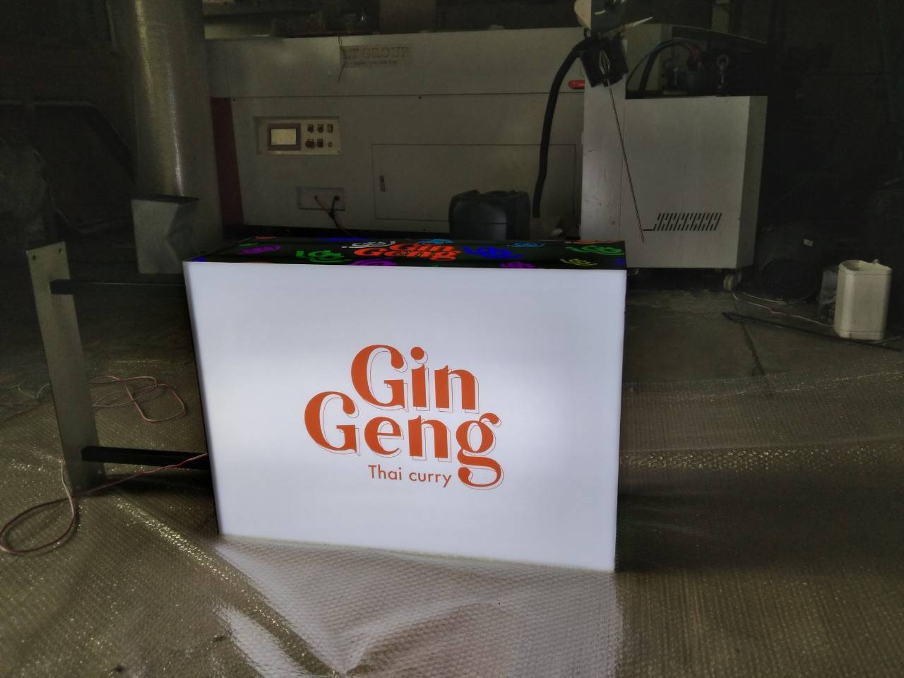 ป้ายกล่องไฟอะคริลิค ขาวขุ่นติดสติ๊กเกอร์รอบด้าน ขนาด 70x50x25cm