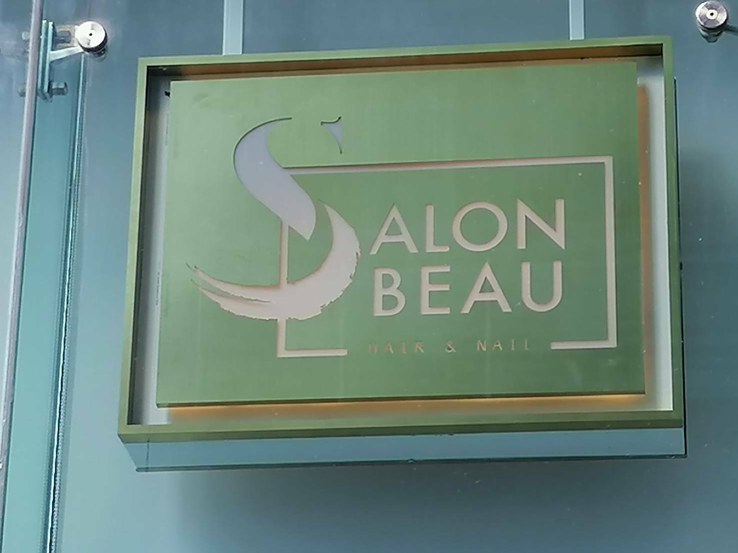 ป้ายกล่องไฟ จำนวน สองป้าย - วัสดุสแตนเลสหน้าทองฉลุลายใส่ไฟ - ขนาด 90×100 cm - ขนาด 68×90 cm - แผ่นด้านหน้าและหลังเป็นวัสดุทองเหลือง - ด้านหน้าฉลุลายให้ไฟออกมา - ด้านหลังเป็นแผ่นสแตนเลสสีทองไม่มีลาย - ขอบข้างที่เป็นความหนาของตัวป้ายเป็นโลหะซิงค์พ่นสีขาว -