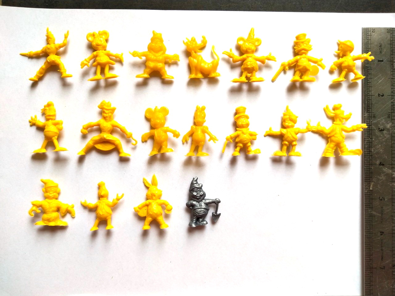 ชุดตุ๊กตุ่นดีสนีย์ 1.5 " ตุ๊กตุ่นตัวละครจากภาพยนตร์การ์ตูนของ วอลท์ ดีสนีย์ อาทิ ปีเตอร์แพน, สนีซซี่, อังเคิลสคู๊ซ, มิกกี้เม้าส์, ลูอี้, กัปตันฮุค, โดบี, เดซี่ดั๊ก, กัสกูซ, กูฟฟี่, เจมมินี่ คริกเก็ต, มินนี่เม้าส์, กรัมปี้, โดนัลด์ดั๊ก, พลูโต, แฟนตาเซ