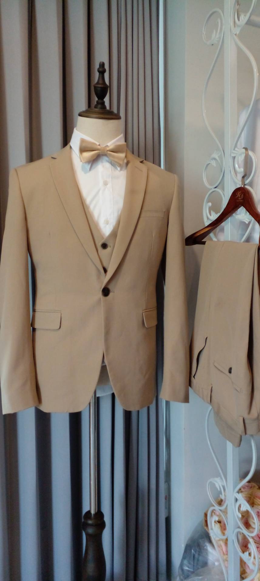 เช่า ชุดสูทชาย สีเบจกากี สไตล์เกาหลี เซต 3 ชิ้น