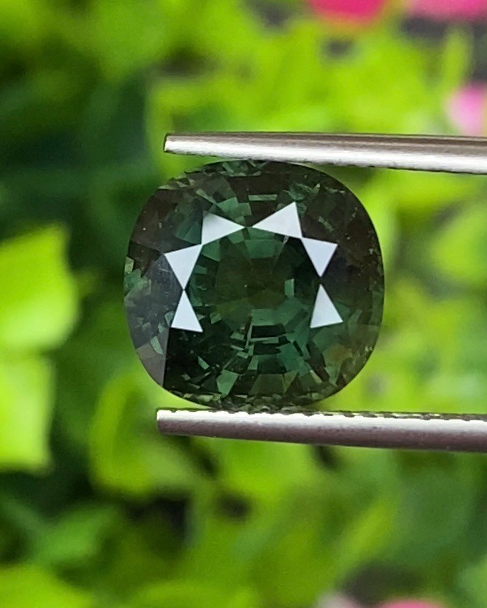 พลอย เขียวส่อง Green Sapphire 6.50 กะรัต (Cts.) พร้อมใบเซอร์ พลอยแท้ อัญมณีมงคลประจําวันเกิด เครื่องประดับพลอย