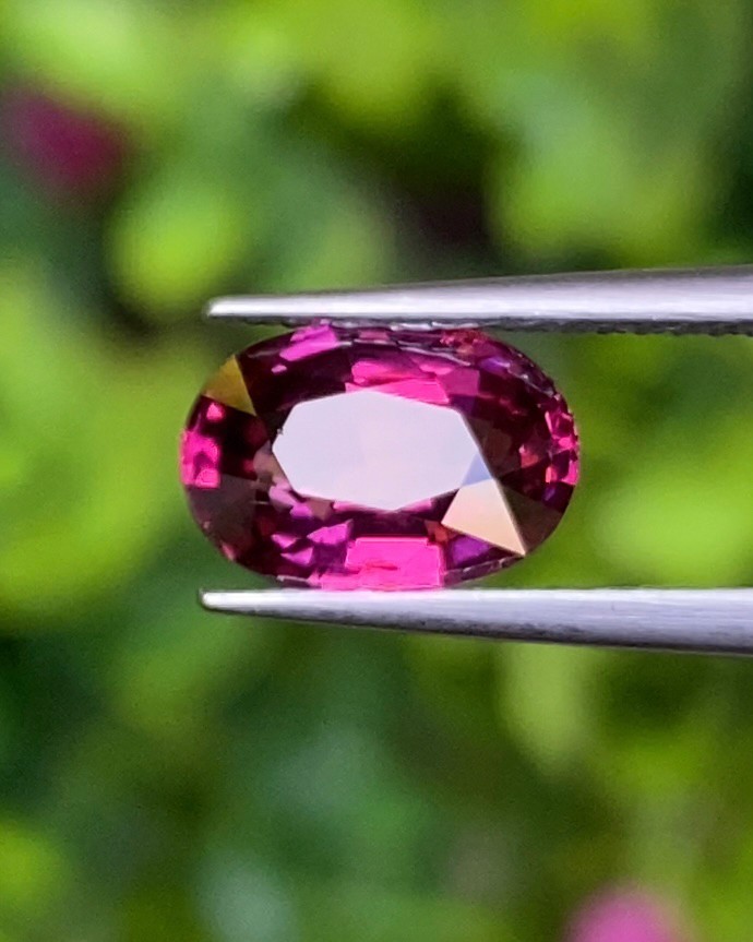 พลอย โรโดไลต์ กาเน็ท Rhodolite Garnet 2.09 กะรัต Cts.พลอยแท้ อัญมณีมงคลประจําวันเกิด เครื่องประดับพลอย