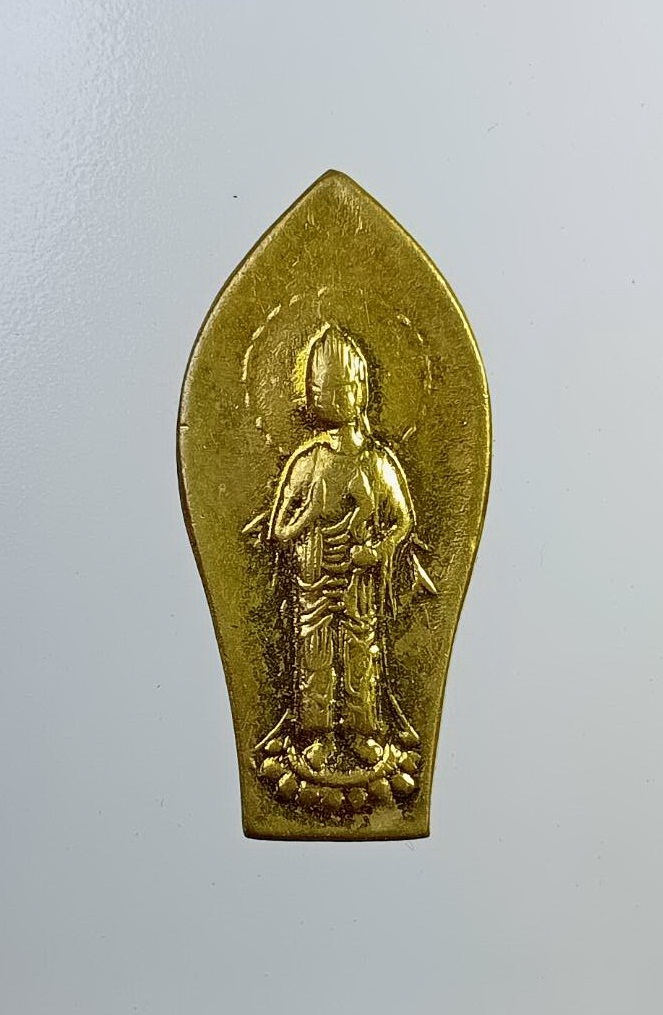 A7302 เหรียญเจ้าแม่กวนอิมยืน หลังยันต์ ไม่ทราบที่ครับ