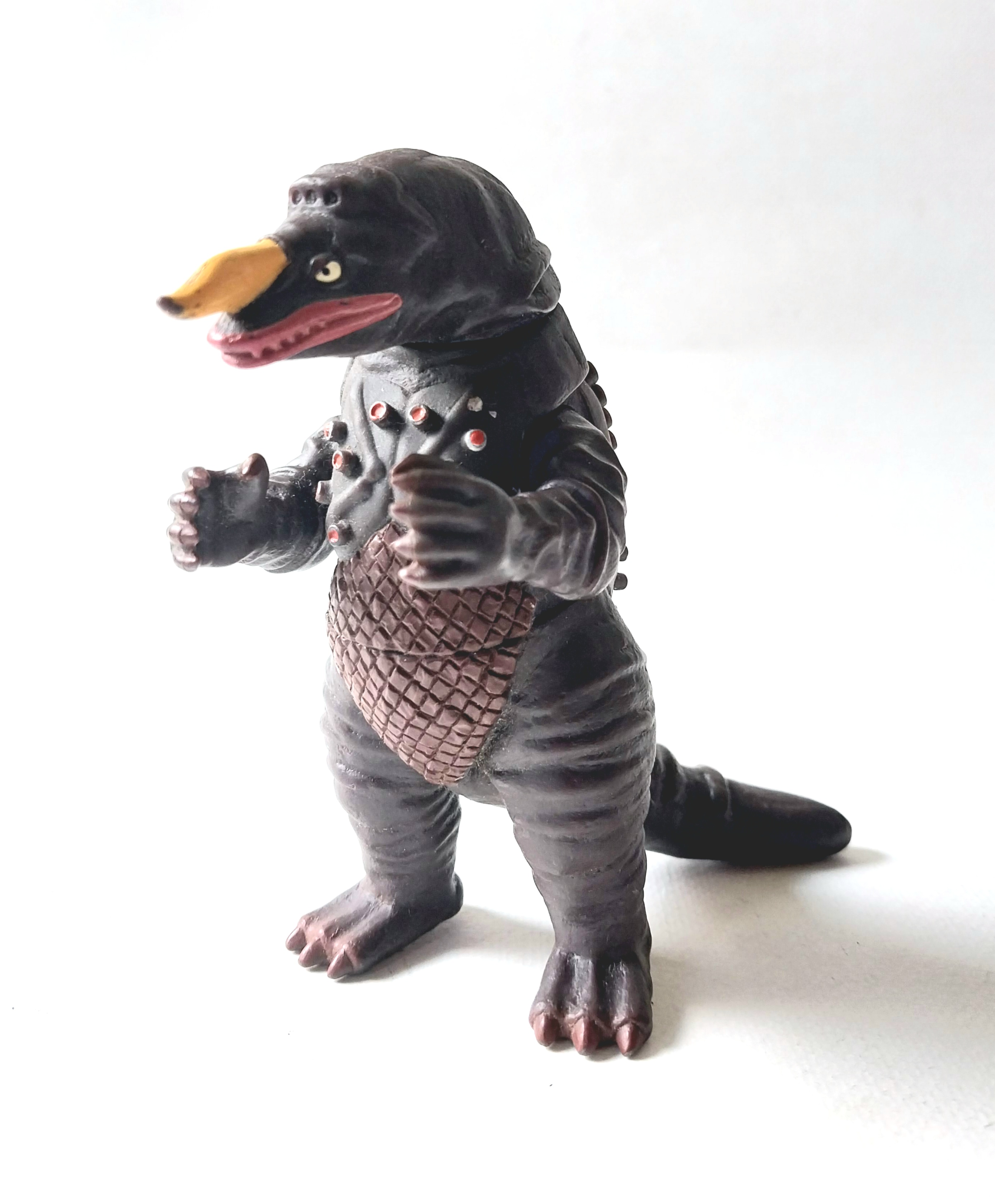 ซอฟ5นิ้ว ไคจูสปาร์คดอล ชุดbandai kaiju 500 สัตว์ประหลาด ซารากัส จากภาพยนตร์ชุด อุลตร้าแมนคนแรก ในภาพยนตร์มันสามารถยิวแสงจากท่อๆที่หลัง ทำร้ายอุลตร้าแมนจนบาดเจ็บได้ ซอฟตัวนี้สูง15ซม.(ประมาณ5นิ้ว) สภาพใหม่ สะสม สภาพดี