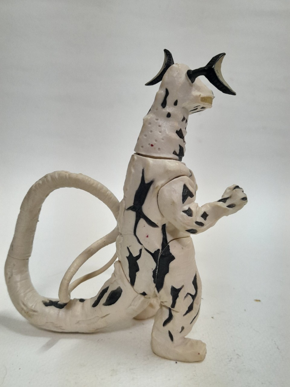 ตัวยางแข็ง **ชิ้นส่วนลำตัวติดกาว จากชุด อุลตร้ามอนสเตอร์ ขนาด 4.5-5นิ้ว สัตว์ประหลาดเอเรคิงส์ จากอุลตร้าเซเว่น มือสอง สภาพดี มีรอยบ้าง ไม่พบบ่อย