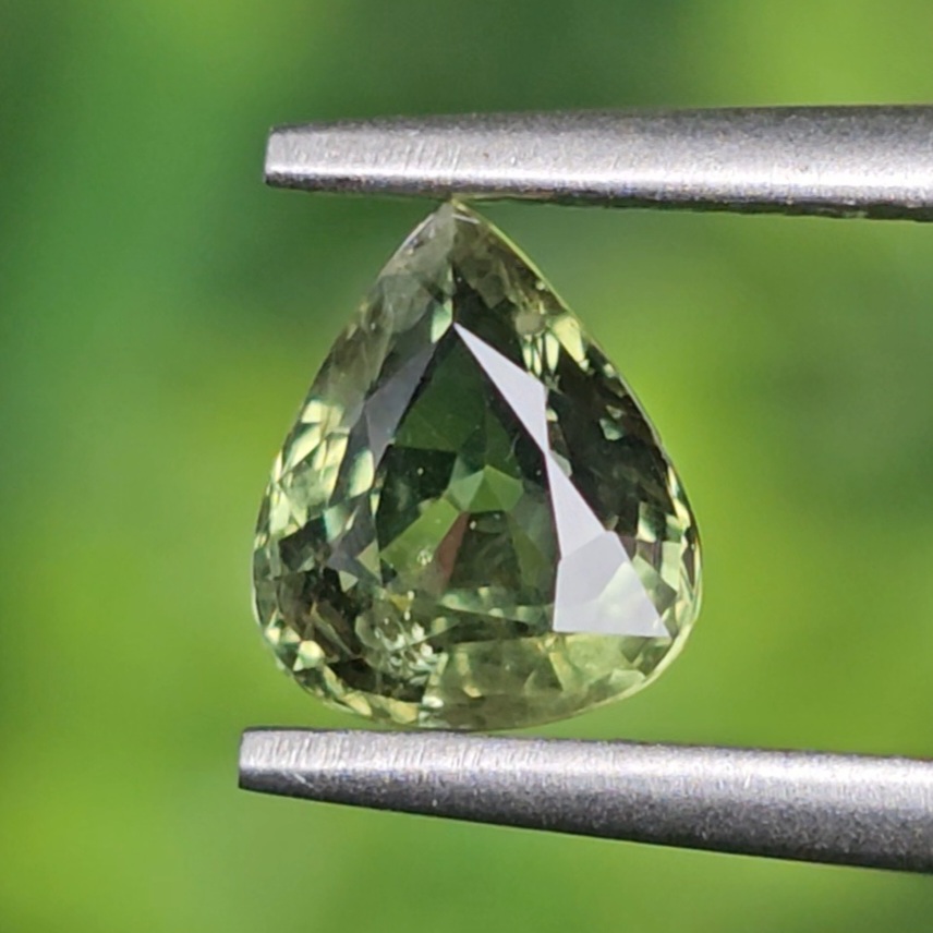 พลอย เขียวส่อง Green Sapphire 1.09 กะรัต (Cts.) พลอยแท้ อัญมณีมงคลประจําวันเกิด เครื่องประดับพลอย