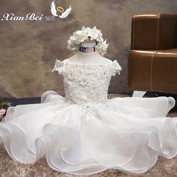 Pre-Order ชุดราตรีเด็ก สไตล์เจ้าหญิง ไหล่ปาด สีขาว ตกแต่งผ้าลูกไม้ ปักเลื่อม กระโปรงผ้าแก้ว ซิปหลัง