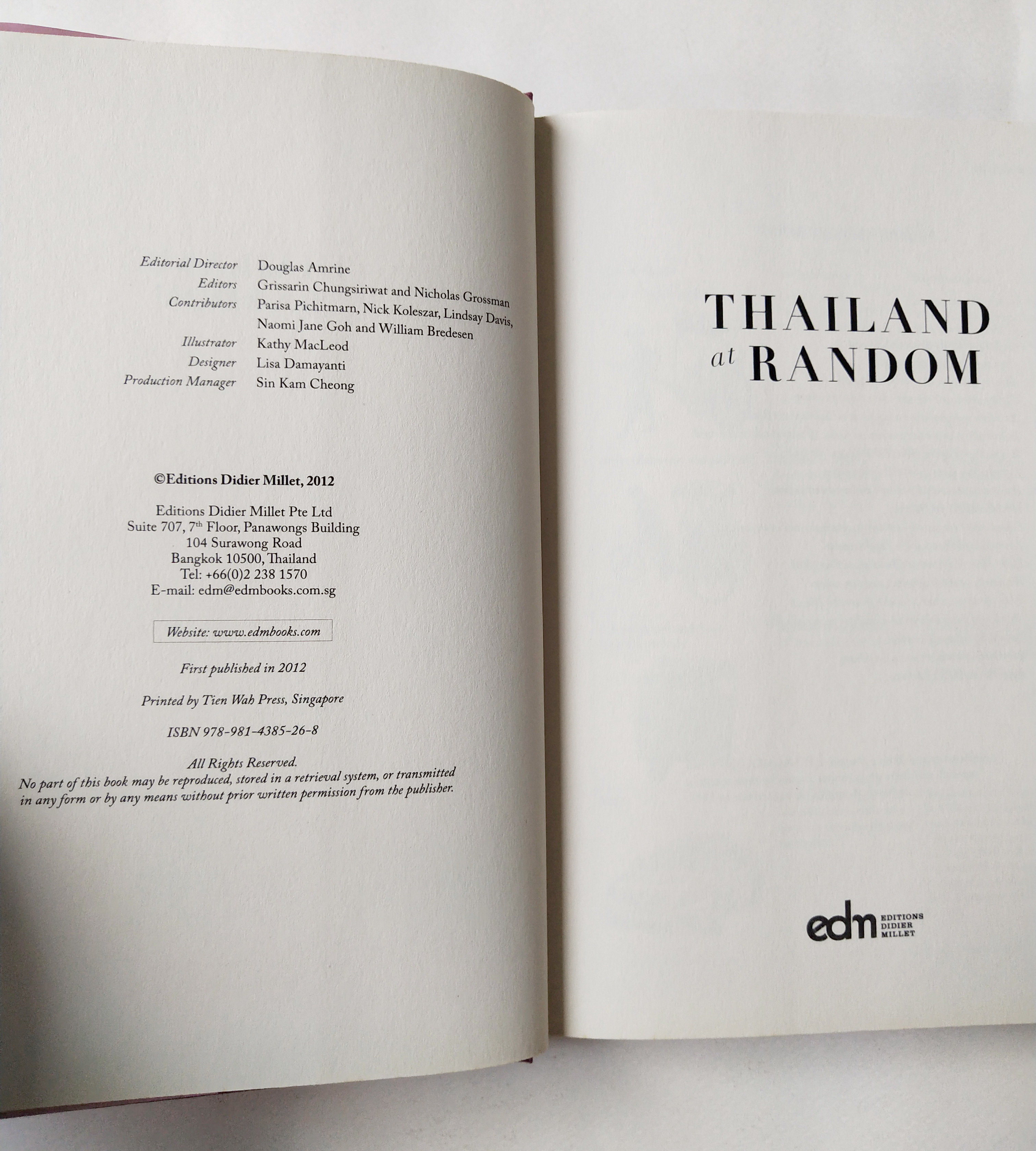 หนังสือภาษาอังกฤษ บันทึกเกี่ยวกับสิ่งต่างๆในประเทศไทย **ปกนอกมีรอยขาดเล็กน้อยตามภาพ,Thailand Random ,Editions Didier Millet, 2012 Printed by Tien Hab Pren, Singapore