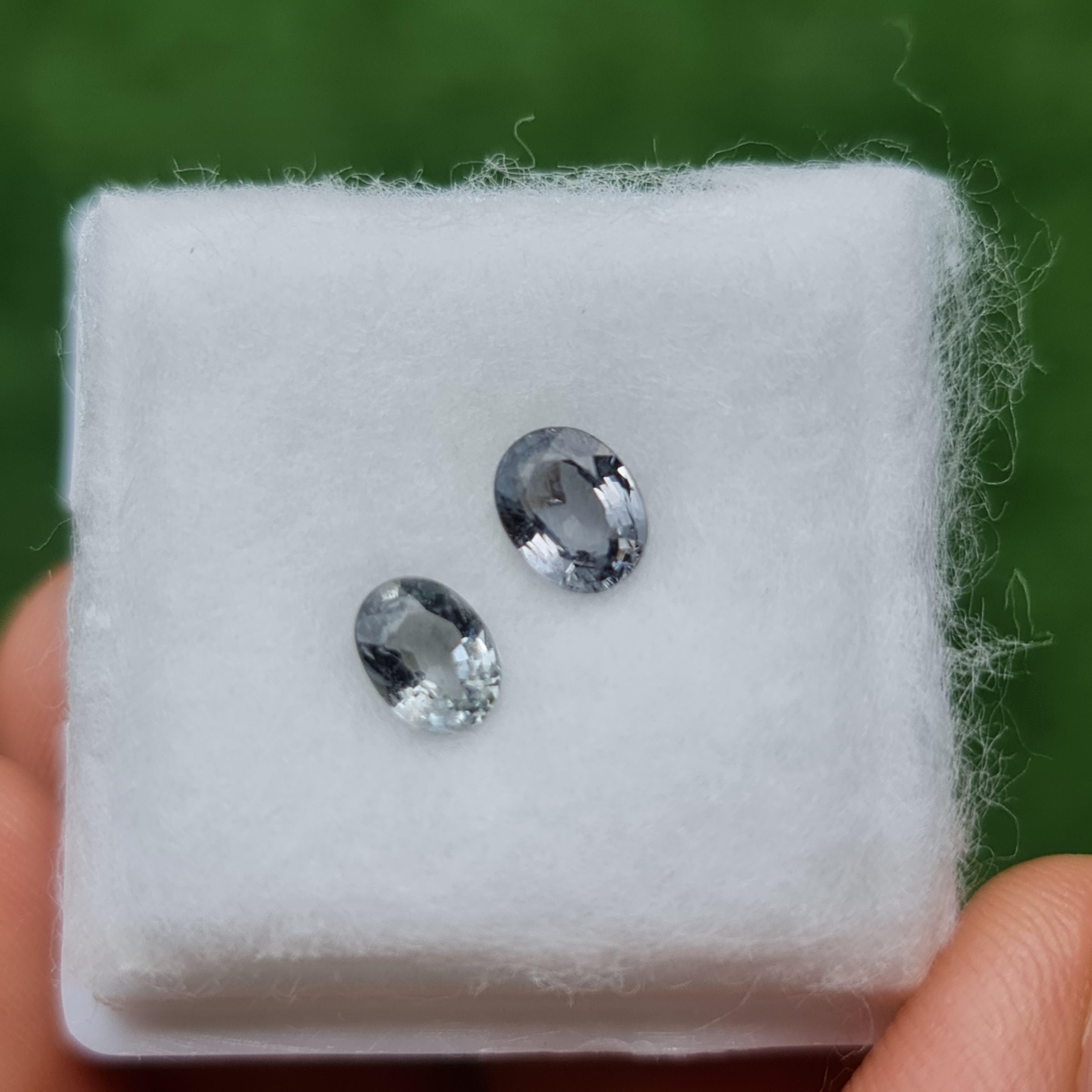 พลอย สปิเนล พม่า Spinel Myanmar 0.90 กะรัต (Cts.) 2 เม็ด พลอยแท้ อัญมณีมงคลประจําวันเกิด เครื่องประดับพลอย