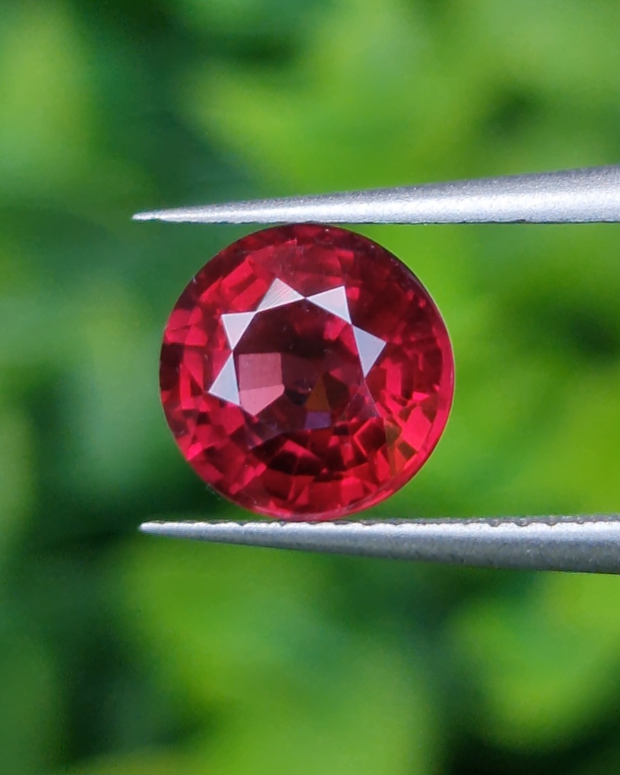 พลอย โรโดไลต์ กาเน็ท Rhodolite Garnet 2.11 กะรัต Cts.พลอยแท้ อัญมณีมงคลประจําวันเกิด เครื่องประดับพลอย