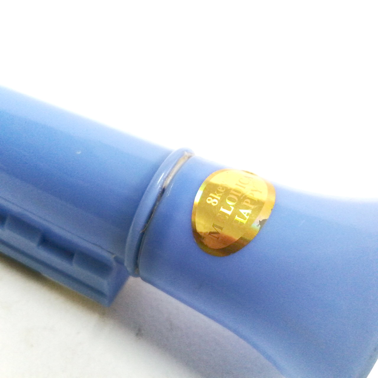 ทรัมเป็ต พลาสติก(ตัวเล็ก รุ่น172นิ้ว)สีฟ้า เป่าไล่ตัวโน๊ตได้/เป่าเป็นเพลงได้ การเล่นเหมือนเมโลเดี้ยน เก่าเก็บ สภาพดี มีรอยบ้าง สติ๊กเกอร์ยังอยู่