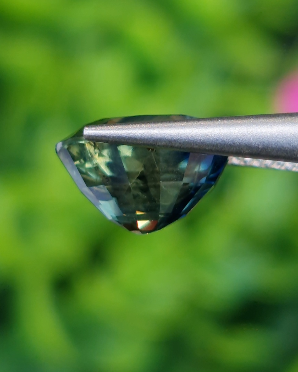 พลอย แซฟไฟร์ 3 สี Tri-Color Sapphire 3.45 กะรัต (Cts.) พลอยแท้ อัญมณีมงคลประจําวันเกิด เครื่องประดับพลอย