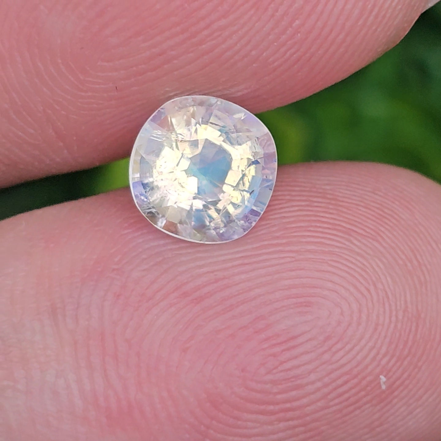 พลอย มูนสโตน เรนโบว์ rainbow moonstone 1.47 กะรัต (cts.) พลอยแท้ อัญมณีมงคลประจําวันเกิด เครื่องประดับพลอย