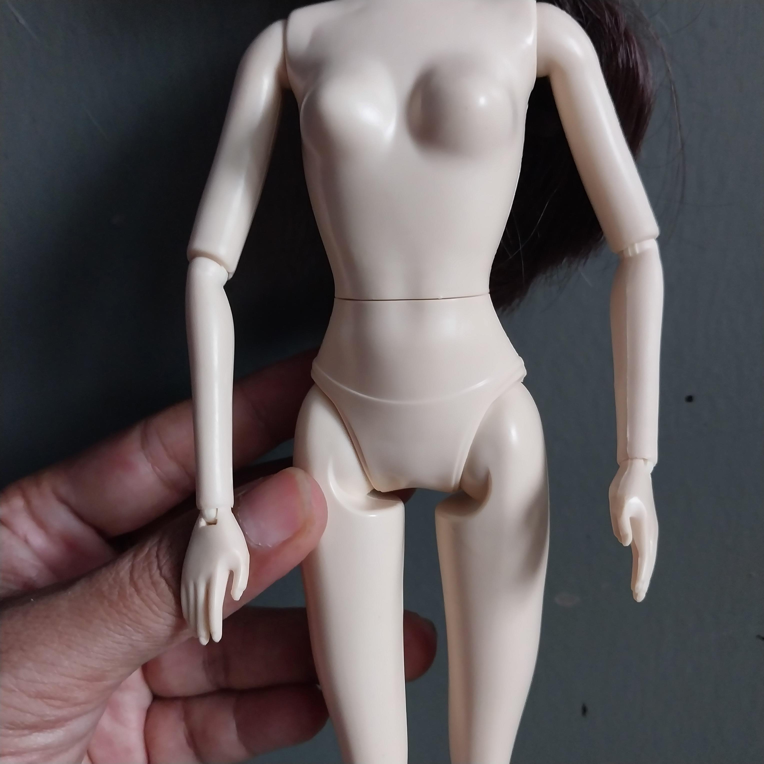 มีหลายภาพ ผมปักไม่เต็มหัว #ตุ๊กตาบาร์บี้ข้อต่อแบรนด์จากจีน ข้อต่อที่ข้อศอก ข้อมือ เอว หัวเข่า ข้อเท้า และมีนิ้วเท้า วัสดุดี **ผมปักไม่เต็มหัว