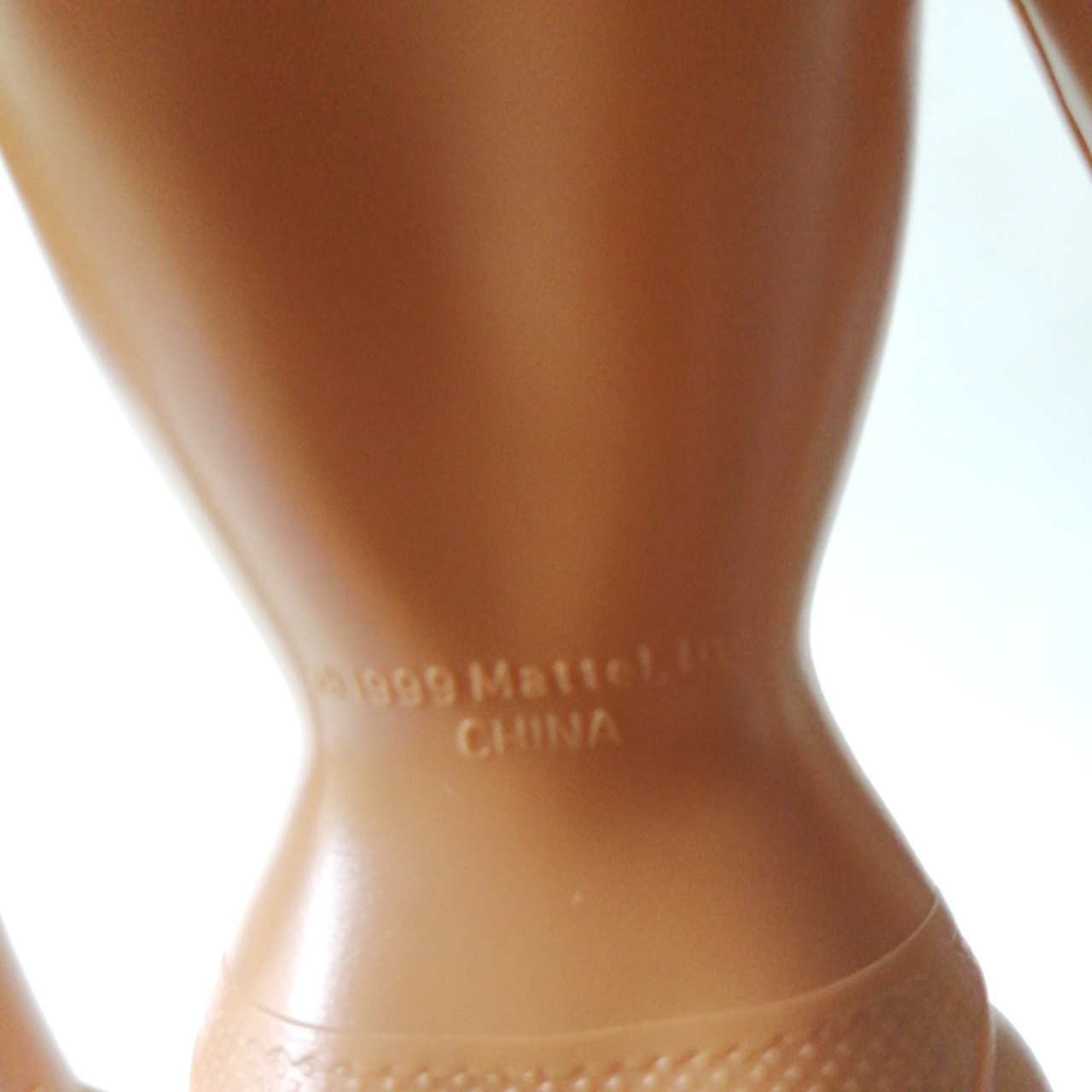 ตุ๊กตาบาร์บี้ผิวเข้มหน้าสวย ผมตรงสีน้ำตาล่อน แขนข้อต่อ Mattel 1999 China