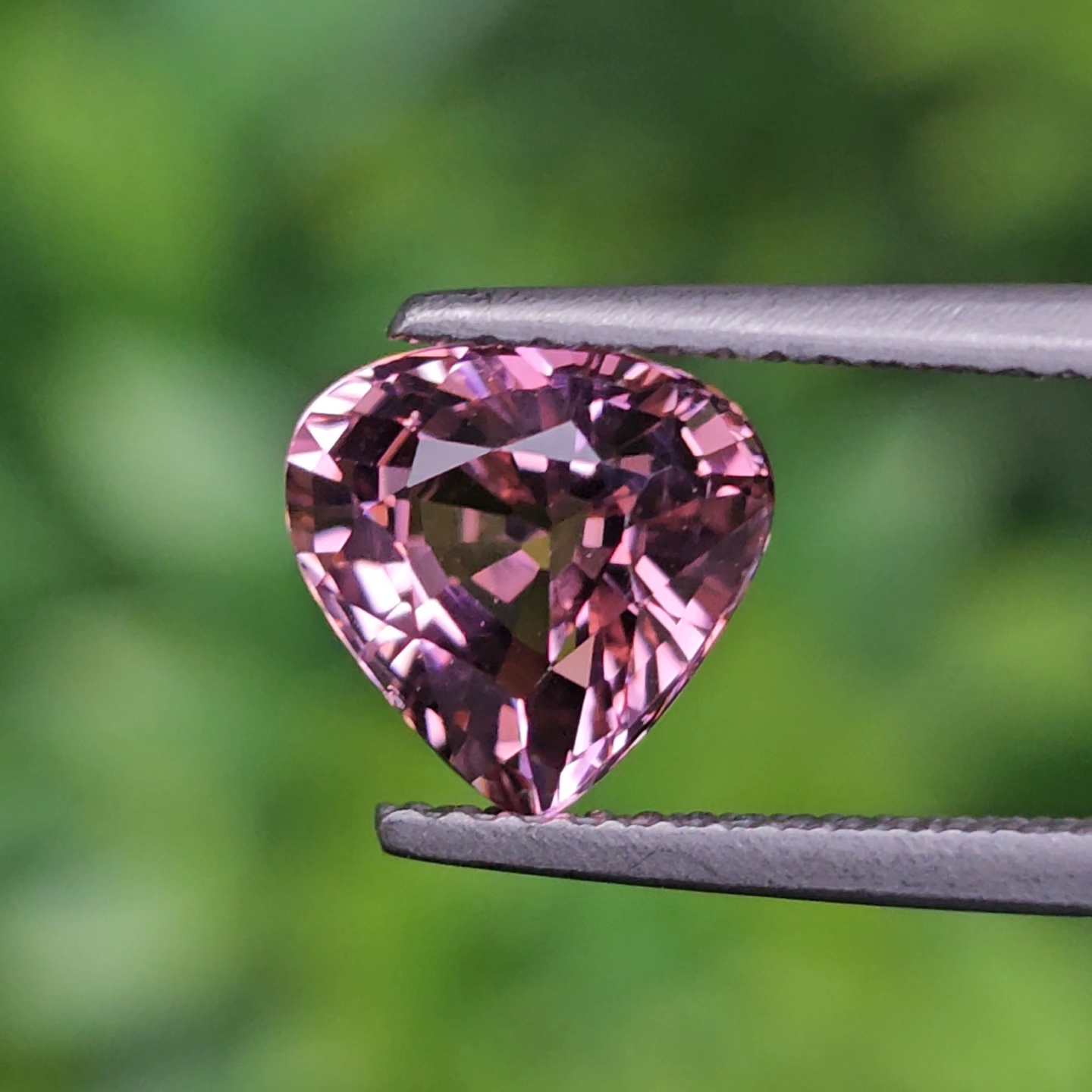 พลอย ชมพู ทัวร์มารีน (Pink Tourmaline) 1.96 กะรัต (Cts.) อัญมณีมงคลประจําวันเกิด เครื่องประดับพลอย