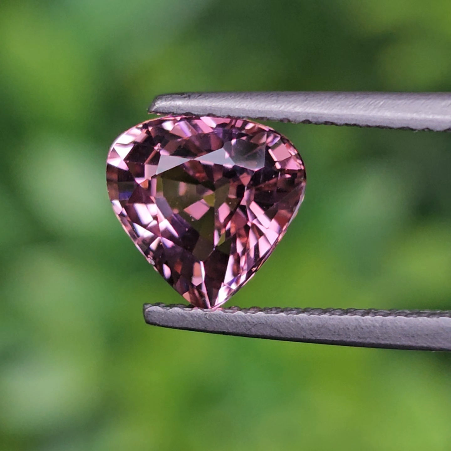 พลอย ชมพู ทัวร์มารีน (Pink Tourmaline) 1.96 กะรัต (Cts.) อัญมณีมงคลประจําวันเกิด เครื่องประดับพลอย