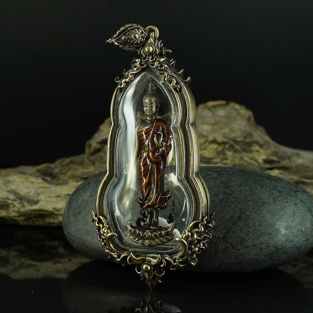 พระพุทธศิริสุขมั่นคงทรัพย์พร้อมเลี่ยมกรอบ รหัส 4 เนื้อบรอนซ์นอกรมซาตินลงยาจีวร