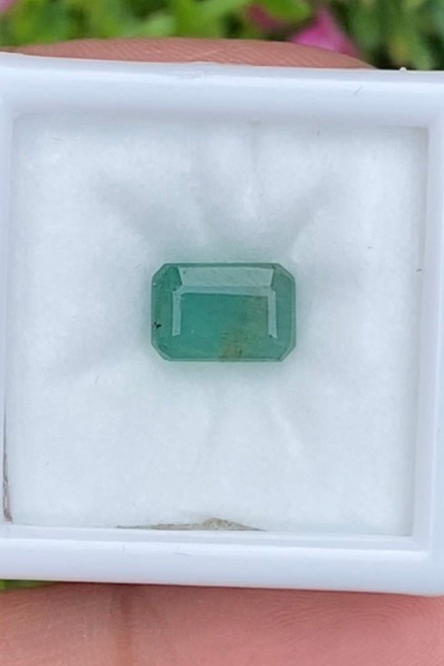 พลอย มรกต Natural Emerald แซมเบีย 1.82 กะรัต (Cts.) พลอยแท้ อัญมณีมงคลประจําวันเกิด เครื่องประดับพลอย