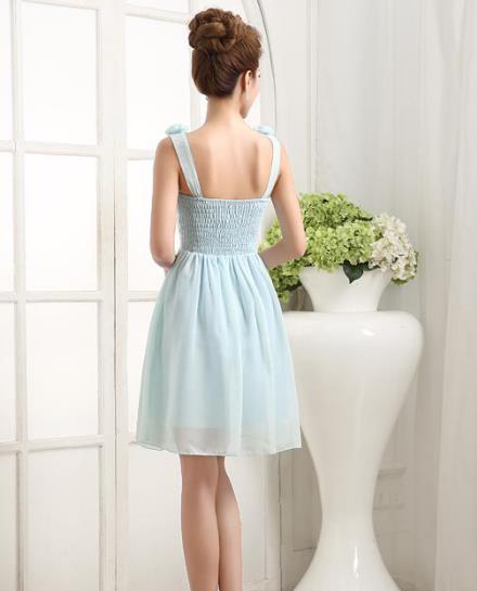 พร้อมส่ง ชุดเดรสสั้น แขนกุด จับสม๊อกด้านหลัง แต่งดอกที่ไหล่