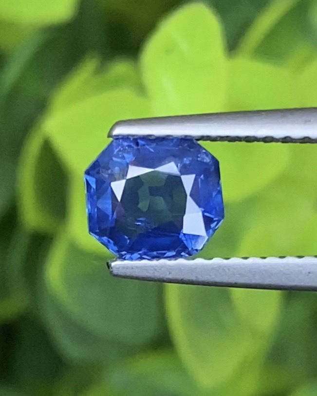 ไพลิน (Blue Sapphire) 1.21 กะรัต (Cts.) สีพิเศษ คอนฟลาวเวอร์ บลู (Cornflower Blue) พร้อมใบเซอร์ 2 ใบ พลอยแท้ อัญมณีมงคลประจําวันเกิด เครื่องประดับพลอย